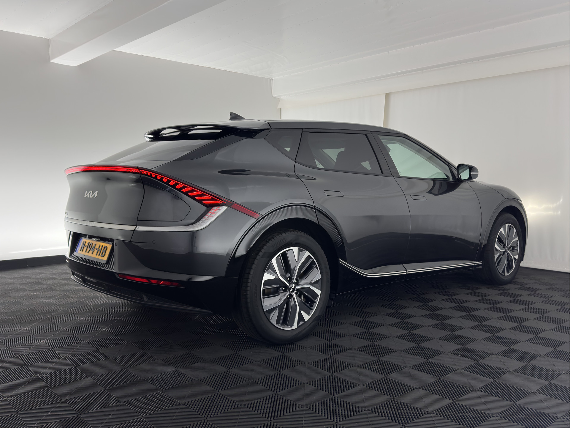 Kia EV6 Plus 77.4 kWh [ 3-Fase ] SOH100% (INCL-BTW) Aut. *LEATHER | ADAPTIVE-CRUISE | DIGI-COCKPIT | MERIDIAN-AUDIO | MEMORY-PACK | FULL-LED | KEYLESS | CAMERA | DAB | BLIND-SPOT | NAVI-FULLMAP | PRIVACY-GLASS | AMBIENT-LIGH