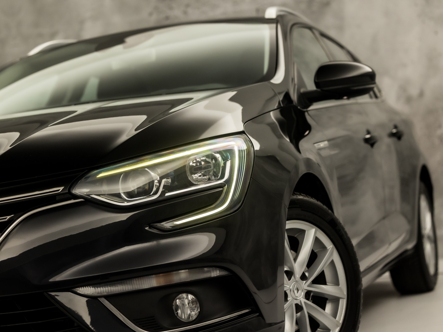 Renault Mégane Estate 1.2 TCe Bose Automaat (VIRTUAL COCKPIT, GROOT NAVI, LEDER/ALCANTARA, GETINT GLAS, STOELVERWARMING, SPORTSTOELEN, TREKHAAK, PARKEERSENSOREN, NIEUWSTAAT)