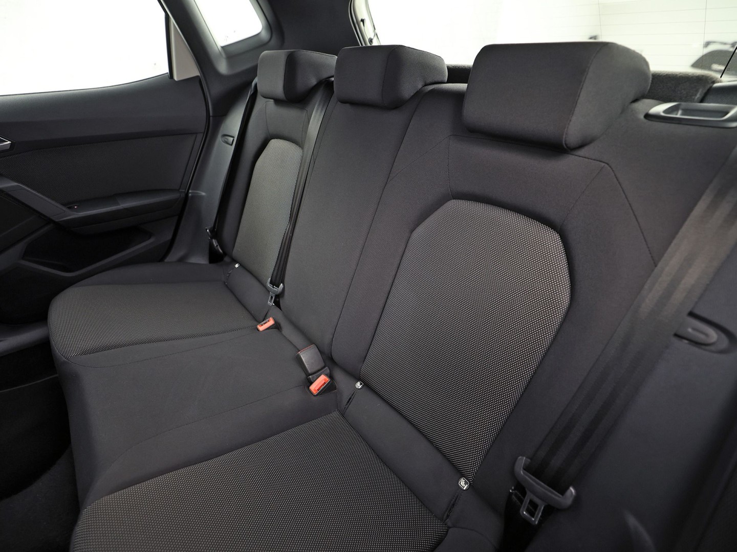 SEAT Arona 1.0 TSI Sport (APPLE CARPLAY, GROOT NAVI, CLIMATE, ZWART HEMEL, SPORTSTOELEN, PARKEERSENSOREN, ELEK PAKKET, CRUISE, NIEUWSTAAT)