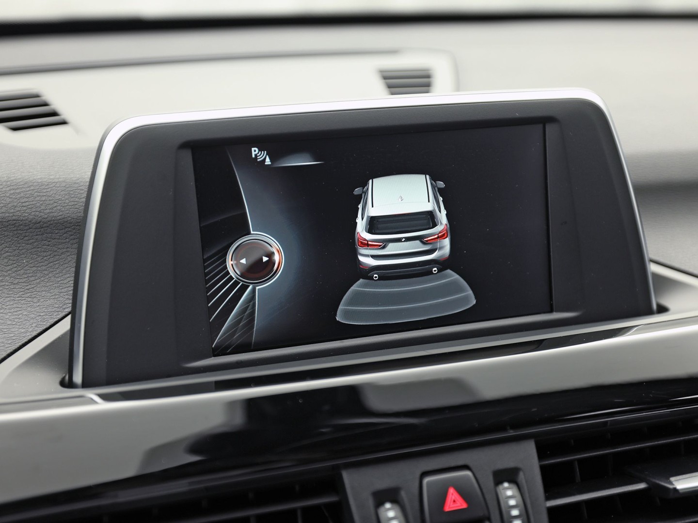 BMW X1 sDrive20i Executive 192Pk Automaat (NAVIGATIE, CLIMATE, TREKHAAK, SPORTSTOELEN, GETINT GLAS, PARKEERSENSOREN, NIEUWSTAAT)