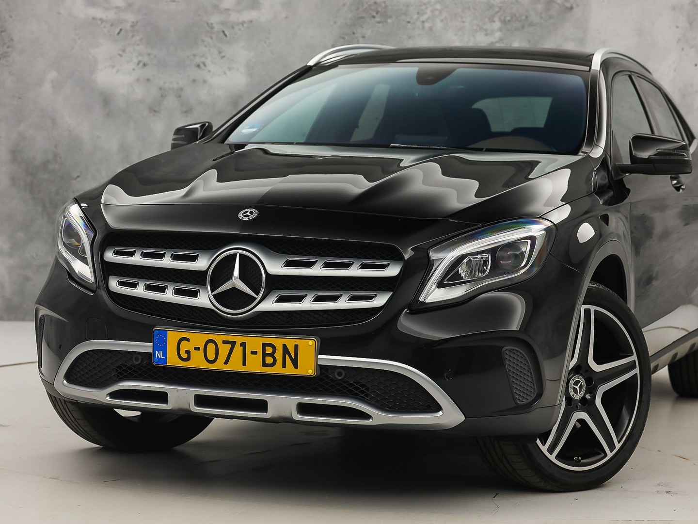 Mercedes-Benz GLA-klasse 250 4Matic Premium AMG Sport 211Pk Automaat (PANORAMADAK, MEMORY SEATS, GROOT NAVI, CAMERA, TREKHAAK, SPORTSTOELEN, GETINT GLAS, BRUIN LEDER, STOELVERWARMING, NIEUWSTAAT)