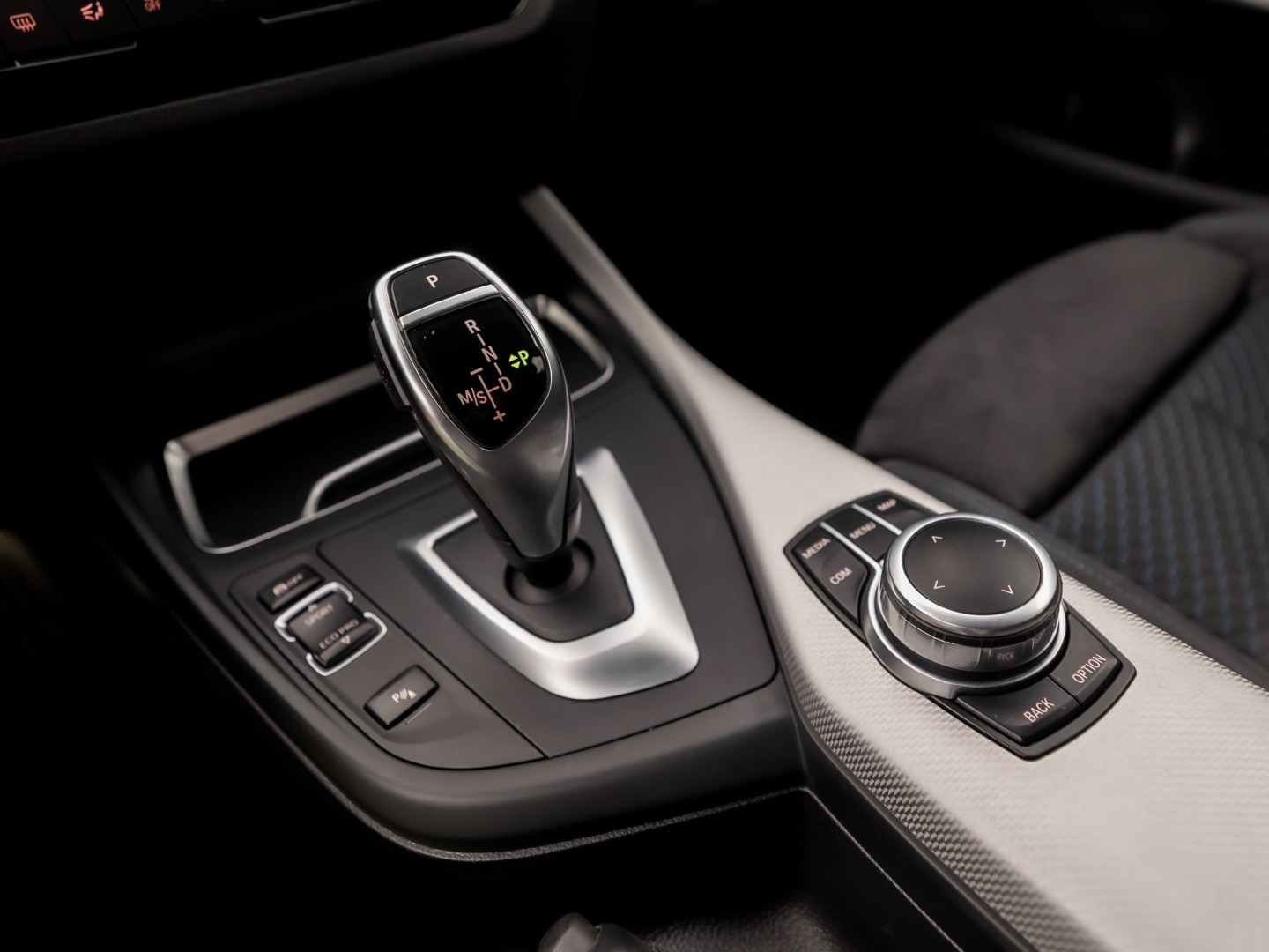 BMW M140i M Sport High Executive 340Pk Automaat (6 CILINDER, M PAKKET, HARMAN/KARDON, ALCANTARA, CAMERA, SPORTSTOELEN, M SPORTREMMEN, NAVIGATIE, STOELVERWARMING, GETINT GLAS, NIEUWSTAAT)