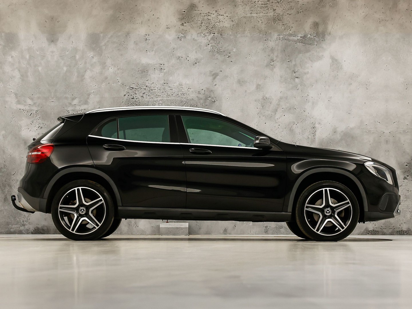 Mercedes-Benz GLA-klasse 250 4Matic Premium AMG Sport 211Pk Automaat (PANORAMADAK, MEMORY SEATS, GROOT NAVI, CAMERA, TREKHAAK, SPORTSTOELEN, GETINT GLAS, BRUIN LEDER, STOELVERWARMING, NIEUWSTAAT)