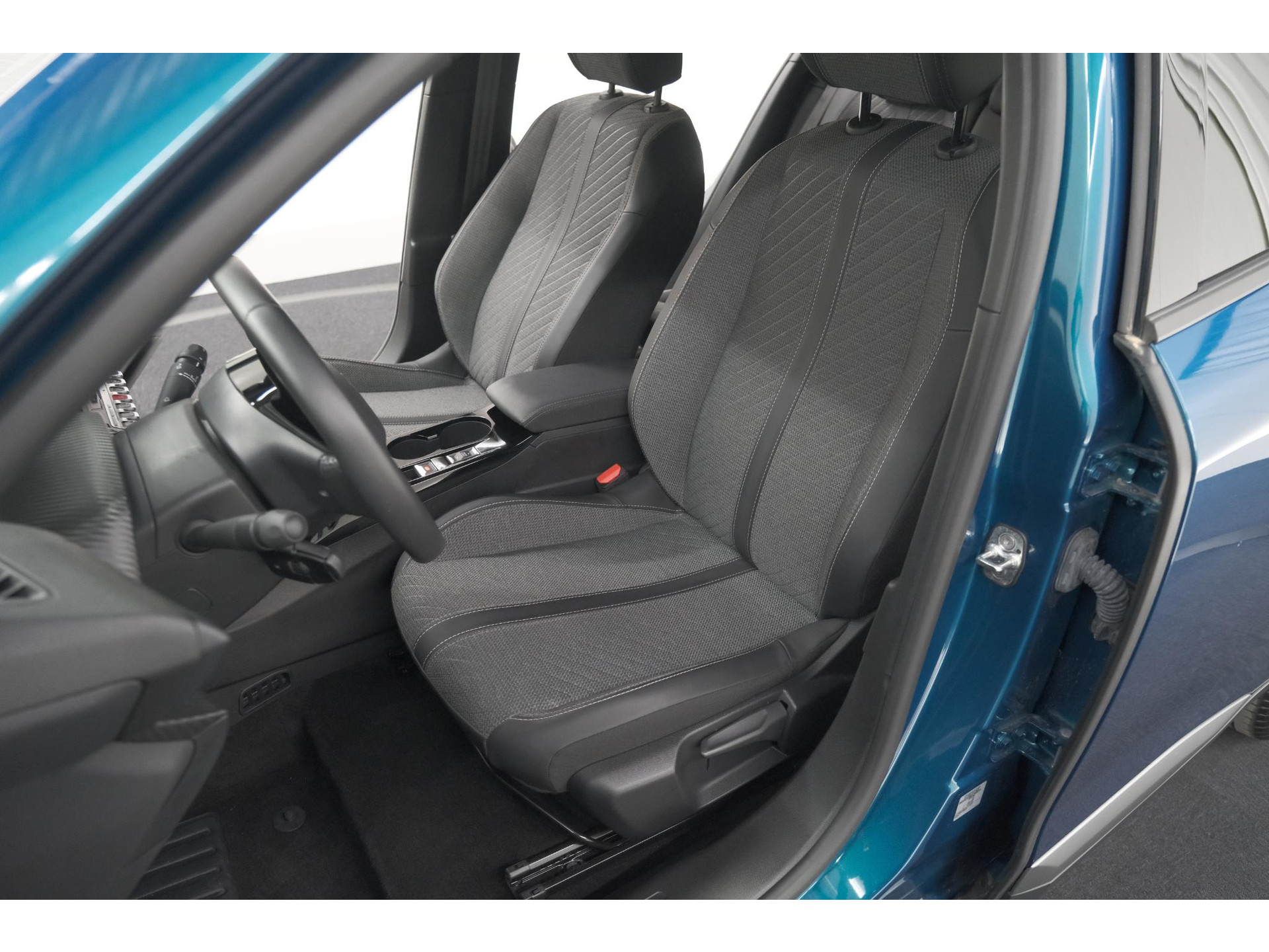 Peugeot e-2008 EV Allure Avantage 54 kWh | 11 KW Laadfunctie | Parkeersensoren | Apple Carplay