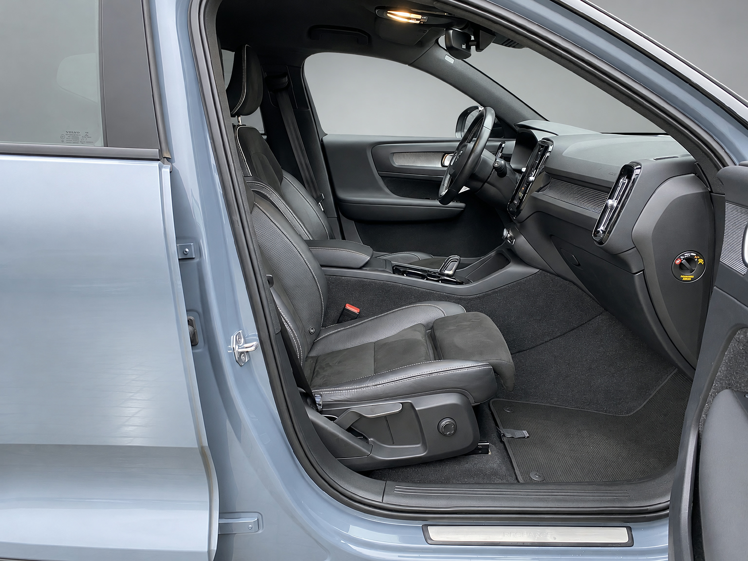Volvo XC40 Recharge P8 AWD R-Design 408 pk | apple carplay | stoel-stuurverwarming | leder-alcantara | elektr. a. klep | BTW