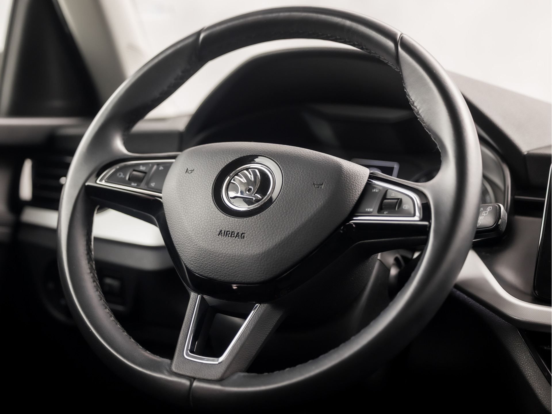 Škoda Kamiq 1.0 TSI Ambition Sport Automaat (APPLE CARPLAY, GROOT NAVI, CLIMATE, GETINT GLAS, STOELVERWARMING, SPORTSTOELEN, PARKEERSENSOREN, GETINT GLAS, NIEUWSTAAT)