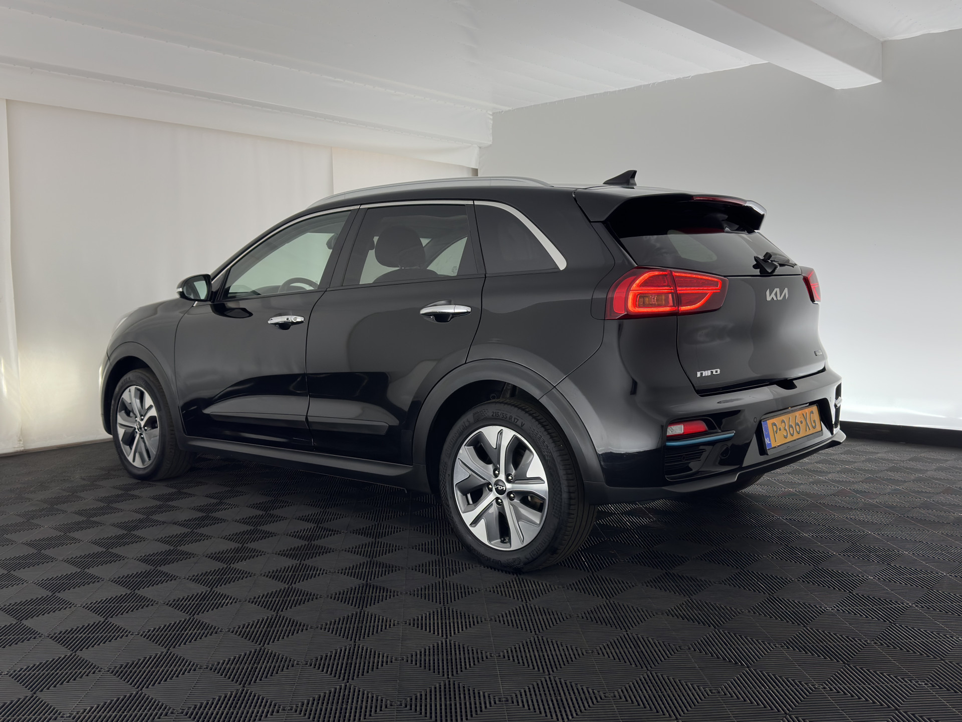 Kia e-Niro ExecutiveLine 64 kWh [ 3-Fase ] {SOH-100%} (INCL-BTW) Aut. *PANO | LEATHER | JBL-AUDIO | FULL-LED | NAVI-FULLMAP | DAB | ADAPTIVE-CRUISE | CAMERA | MEMORY-PACK | LANE-ASSIST | CCS-FASTLOADER | KEYLESS | DIGI-COCKPIT | 17"ALU*