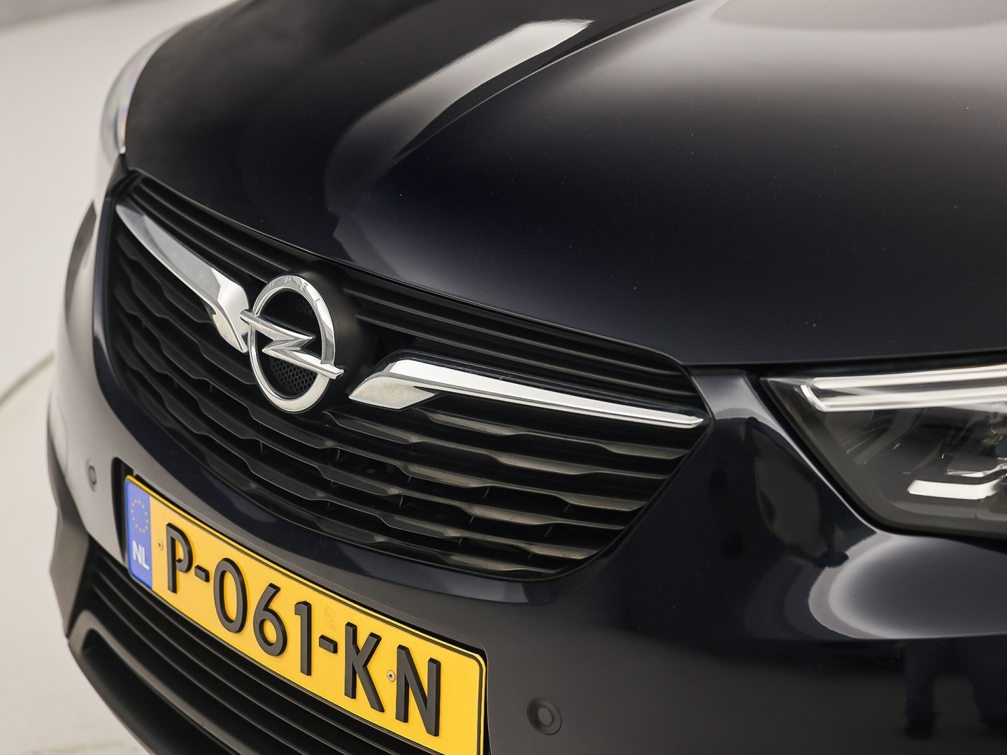 Opel Crossland X 1.2 Turbo Innovation Sport Automaat (PANORAMADAK, APPLE CARPLAY, GROOT NAVI, 360 CAMERA, STUUR/STOELVERWARMING, SPORTSTOELEN, TREKHAAK, LM VELGEN, NIEUWSTAAT)