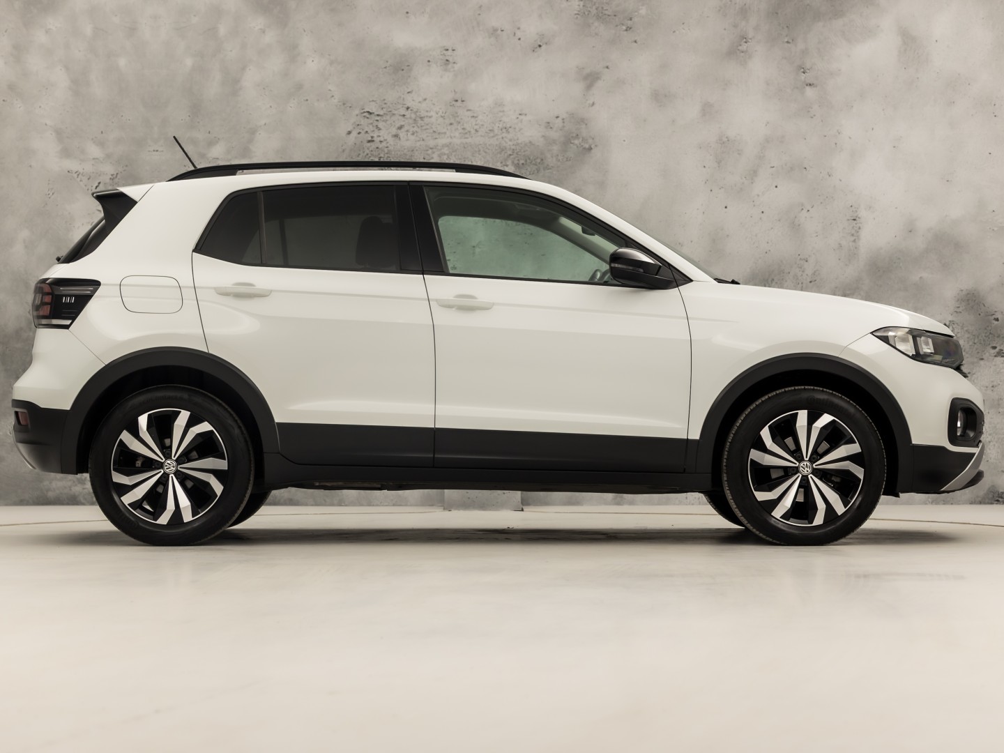 Volkswagen T-Cross 1.0 TSI Sport (APPLE CARPLAY, CAMERA, GETINT GLAS, CRUISE, LM VELGEN, SPORTSTOELEN, NIEUWSTAAT)