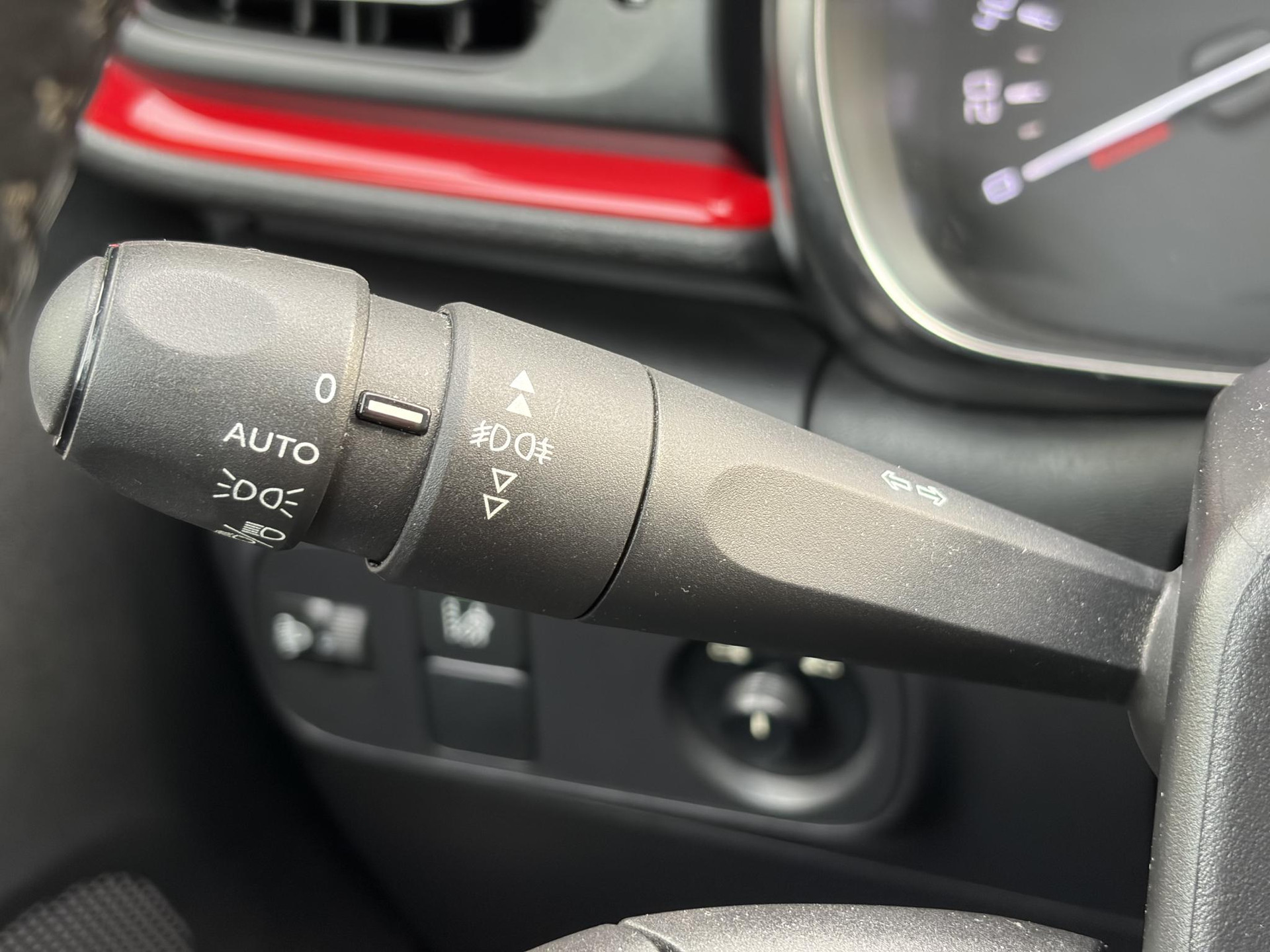 Citroen C3 1.2 PureTech Shine ✓2e Eigenaar✓Camera✓Carplay✓Navi✓Trekhaak✓Pdc✓Clima✓Cruise✓17''Lm velgen✓Rijstrooksensor✓N.A.P✓Apk tot 04-2027