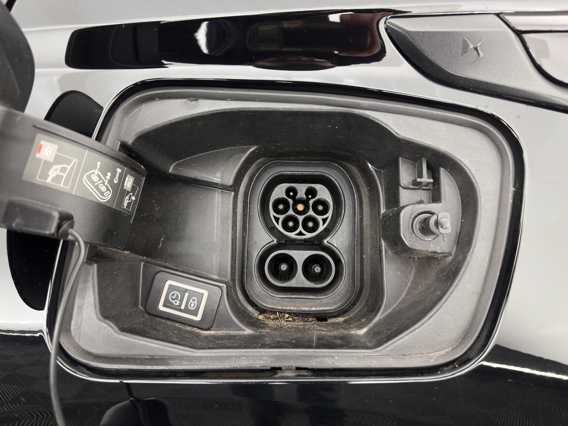 DS 3 Crossback E-Tense Performance Line+ 50 kWh [ 3-Fase ] {SOH-90%} (INCL-BTW) *LEATHER-FABRIC | MATRIX-LED | ADAPTIVE-CRUISE | DIGI-COCKPIT | HEATED-SPORTSEATS | CAMERA | KEYLESS | NAVI-FULLMAP | DAB+ | ECC | PDC | PRIVACY-GLASS | 18''ALU*