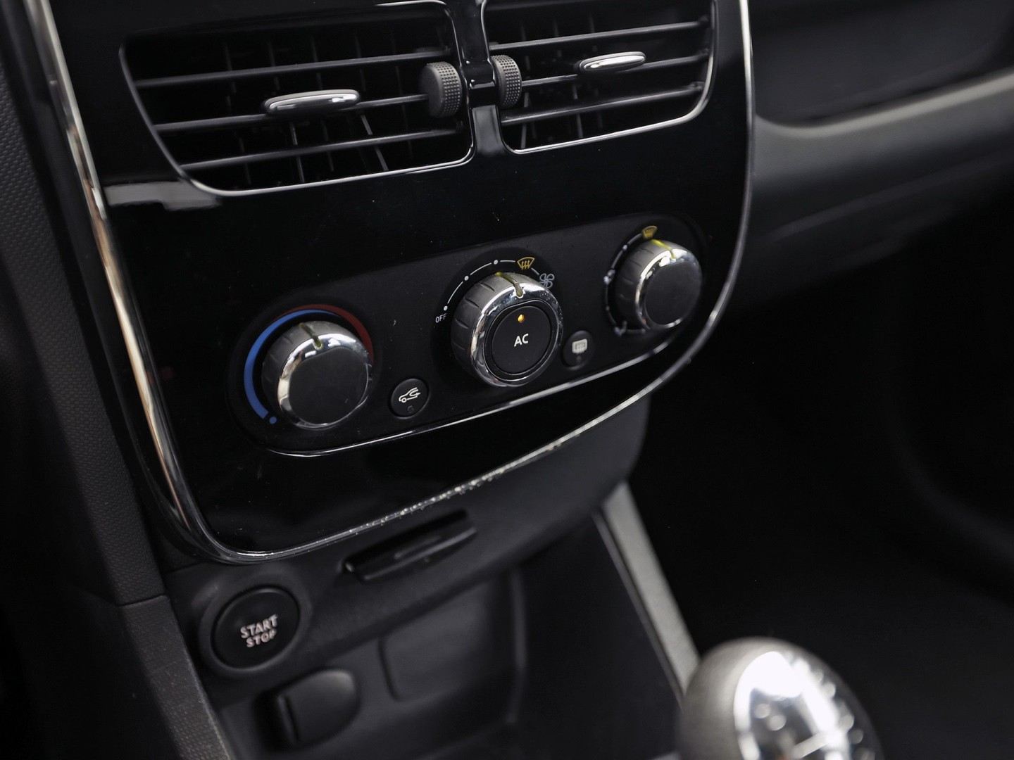Renault Clio 0.9 TCe Sport (NAVIGATIE, CRUISE, TREKHAAK, SPORTSTOELEN, BLUETOOTH, NIEUWE APK, NIEUWSTAAT)