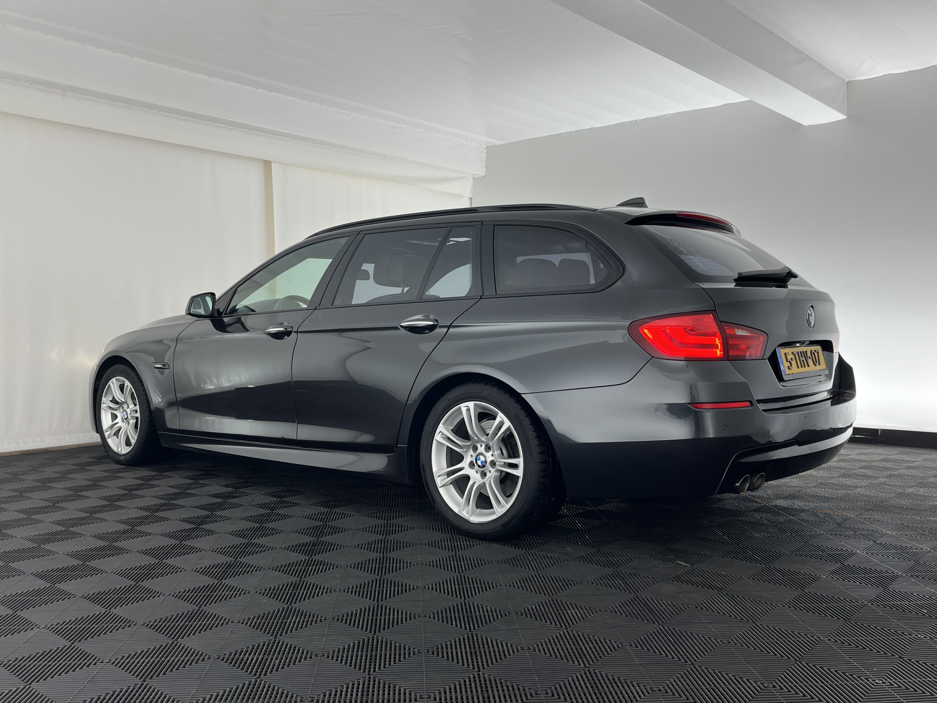 BMW 5-serie Touring 520d M-Sportpack High Executive Aut. *PANO | LEATHER | XENON | HEATED-SPORTSEATS | HIFI-SOUND | NAVI-FULLMAP | PRIVACYGLASS | SHIFTPADDLES | HEAD-UP | 18''ALU*