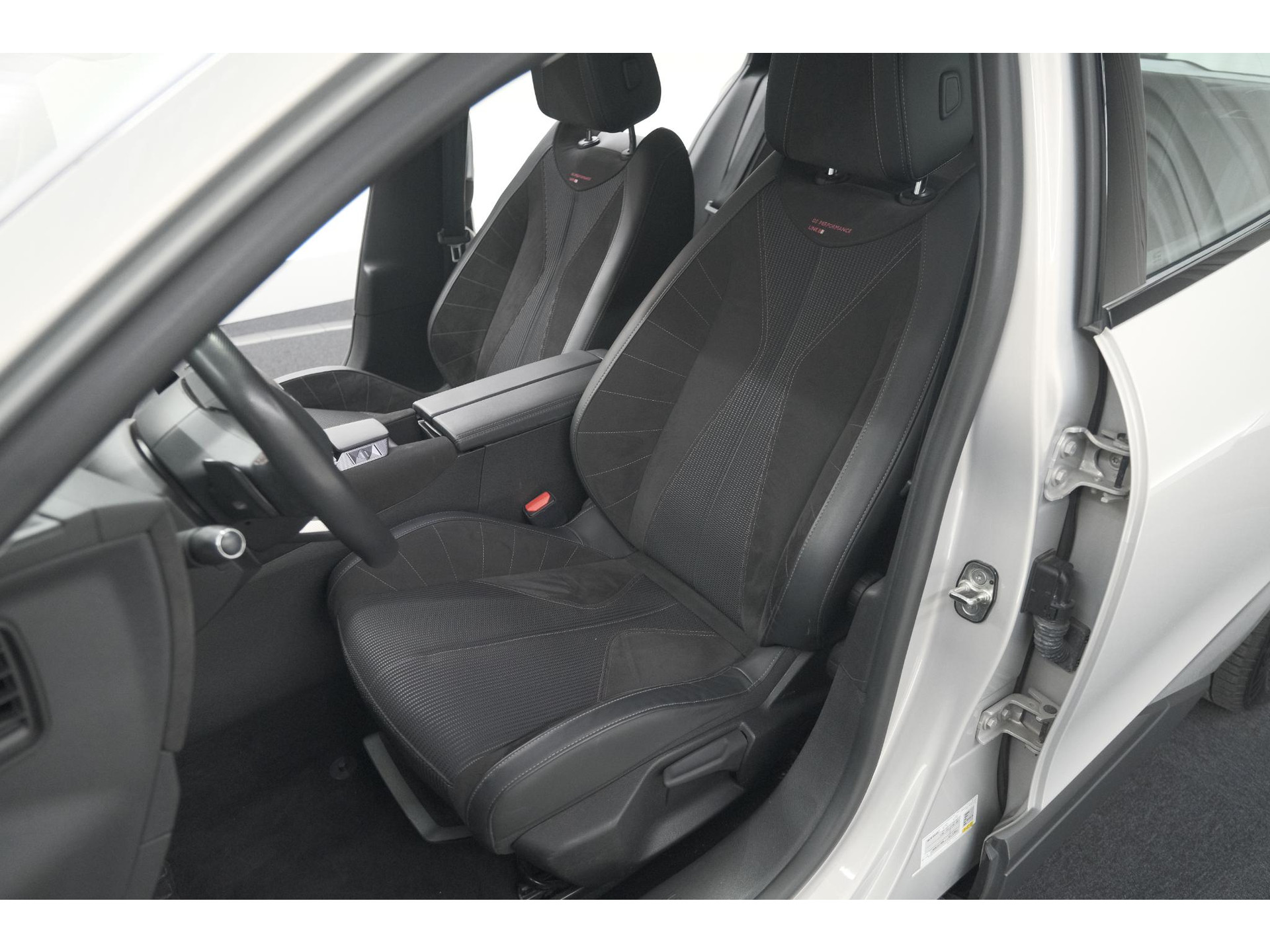 DS 4 PureTech 130 EAT8 Performance Line | Camera | Apple Carplay | Alcantara® bekleding | Parkeersensensoren