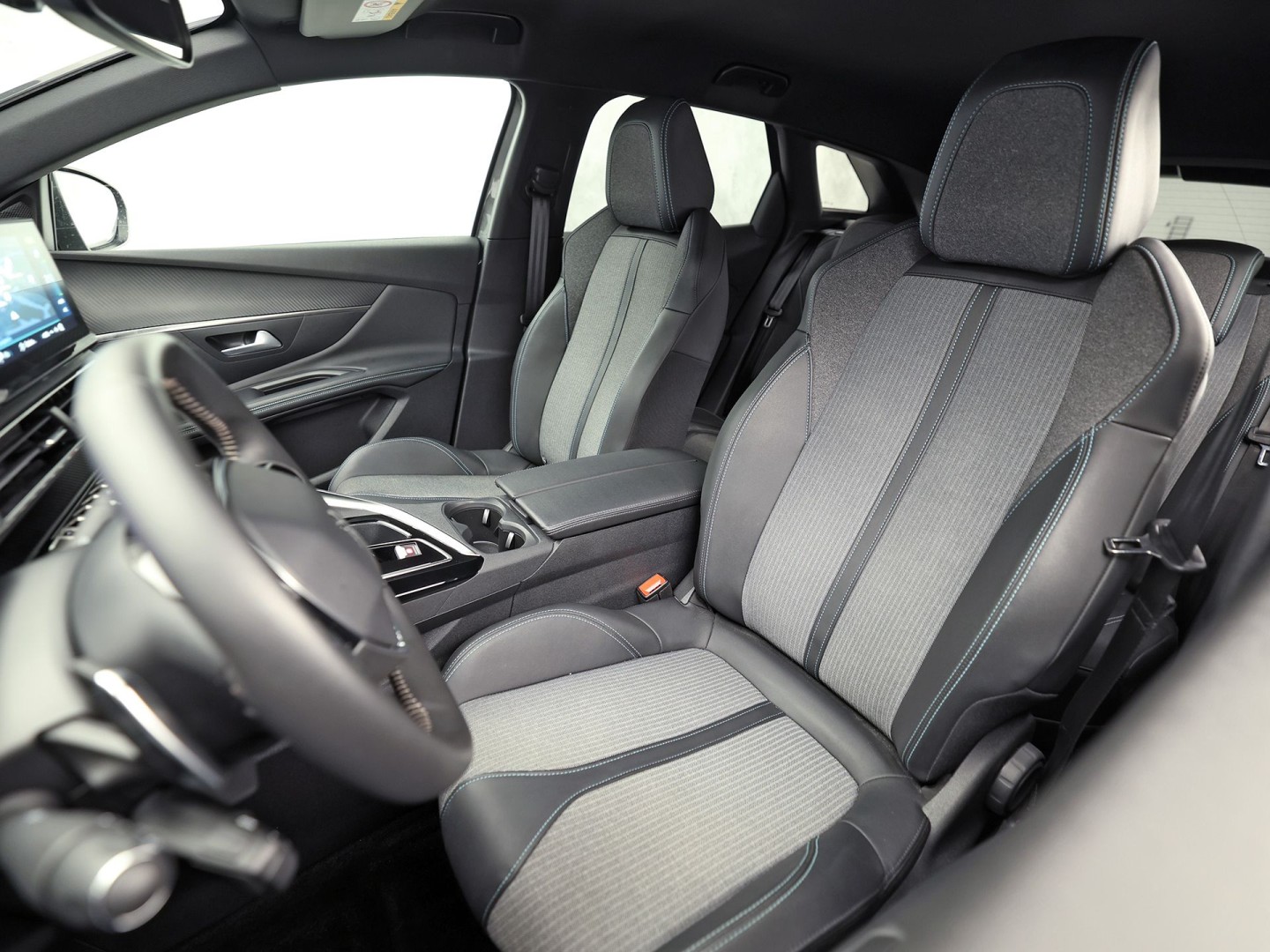 Peugeot 3008 1.6 HYbrid 225 Allure Sport 225Pk Automaat (APPLE CARPLAY, GROOT NAVI, 360 CAMERA, GETINT GLAS, SPORTSTOELEN, LEDER, ZWART HEMEL, LANE ASSIST, NIEUWSTAAT)