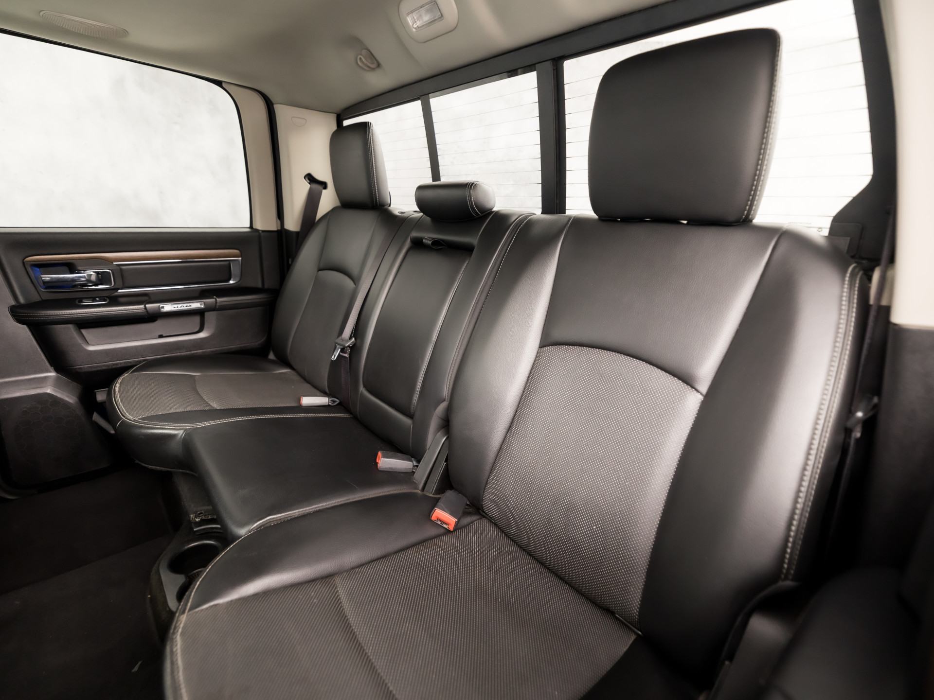 Dodge Ram 5.7 V8 4x4 Quad Cab 6'4 402Pk Automaat (MARGE, SCHUIFDAK, LUCHTVERING, STOELKOELING/VERWARMING, NAVIGATIE, CAMERA, LEDER, MEMORY SEATS, TREEPLANKEN, TREKHAAK, KEYLESS, GETINT GLAS, NIEUWE APK, NIEUWSTAAT)