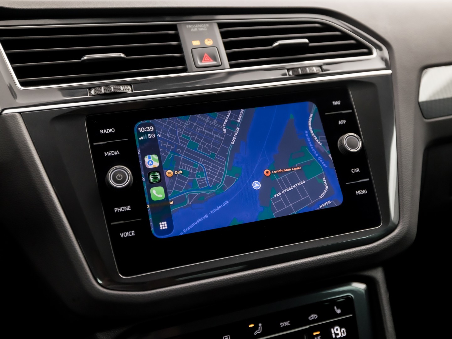 Volkswagen Tiguan 1.5 TSI Life Sport 150Pk Automaat (VIRTUAL COCKPIT, APPLE CARPLAY, CLIMATE, KEYLESS, STOELVERWARMING, SPORTSTOELEN, GETINT GLAS, ELEK ACHTERKLEP, ALCANTARA, NIEUWE APK, NIEUWSTAAT)