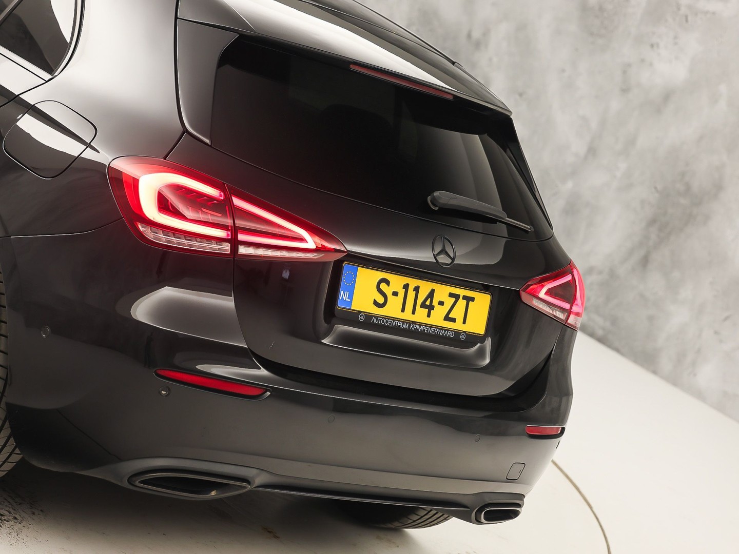Mercedes-Benz A-Klasse 200 AMG Sport 163Pk Automaat (PANORAMADAK, APPLE CARPLAY, GROOT NAVI, SFEERVERLICHTING, CAMERA, SPORTSTOELEN, LEDER, GETINT GLAS, STOELVERWARMING, NIEUWSTAAT)