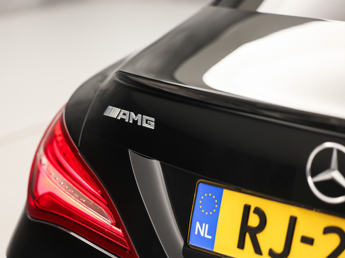 Mercedes-Benz CLA-Klasse 180 AMG Sport Automaat (PANORAMADAK, GROOT NAVI, BRUIN LEDER, CAMERA, STOELVERWARMING, SPORTSTOELEN, GETINT GLAS, DIAMOND GRILL, NIEUWE APK, NIEUWSTAAT)
