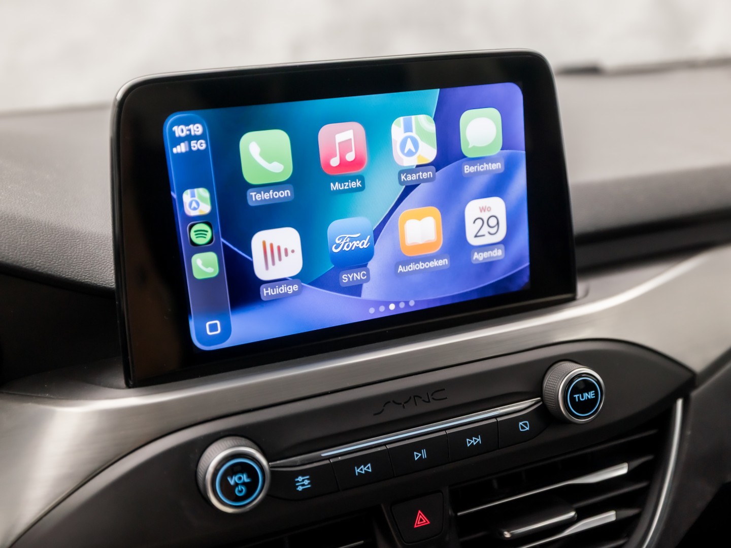 Ford Focus Wagon 1.0 EcoBoost Titanium Sport (APPLE CARPLAY, GROOT NAVI, STUUR/STOELVERWARMING, KEYLESS, SPORTSTOELEN, GETINT GLAS, LM VELGEN, CRUISE, NIEUWSTAAT)