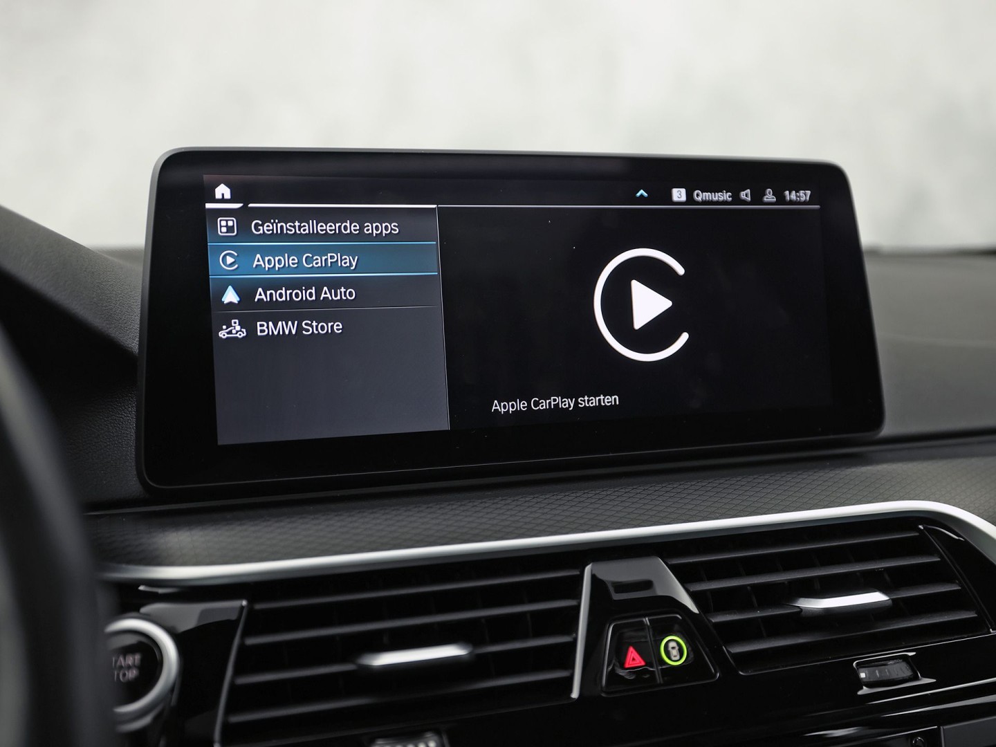 BMW 5 Serie 530e M Sport High Executive 293Pk (PANORAMADAK, M PAKKET, LASER LED, HEAD-UP DISPLAY, 360 CAMERA, MEMORY SEATS, HARMAN/KARDON, TREKHAAK ELEKTRISCH, STOELVERWARMING ACHTER, DISPLAY KEY, NIEUWSTAAT)
