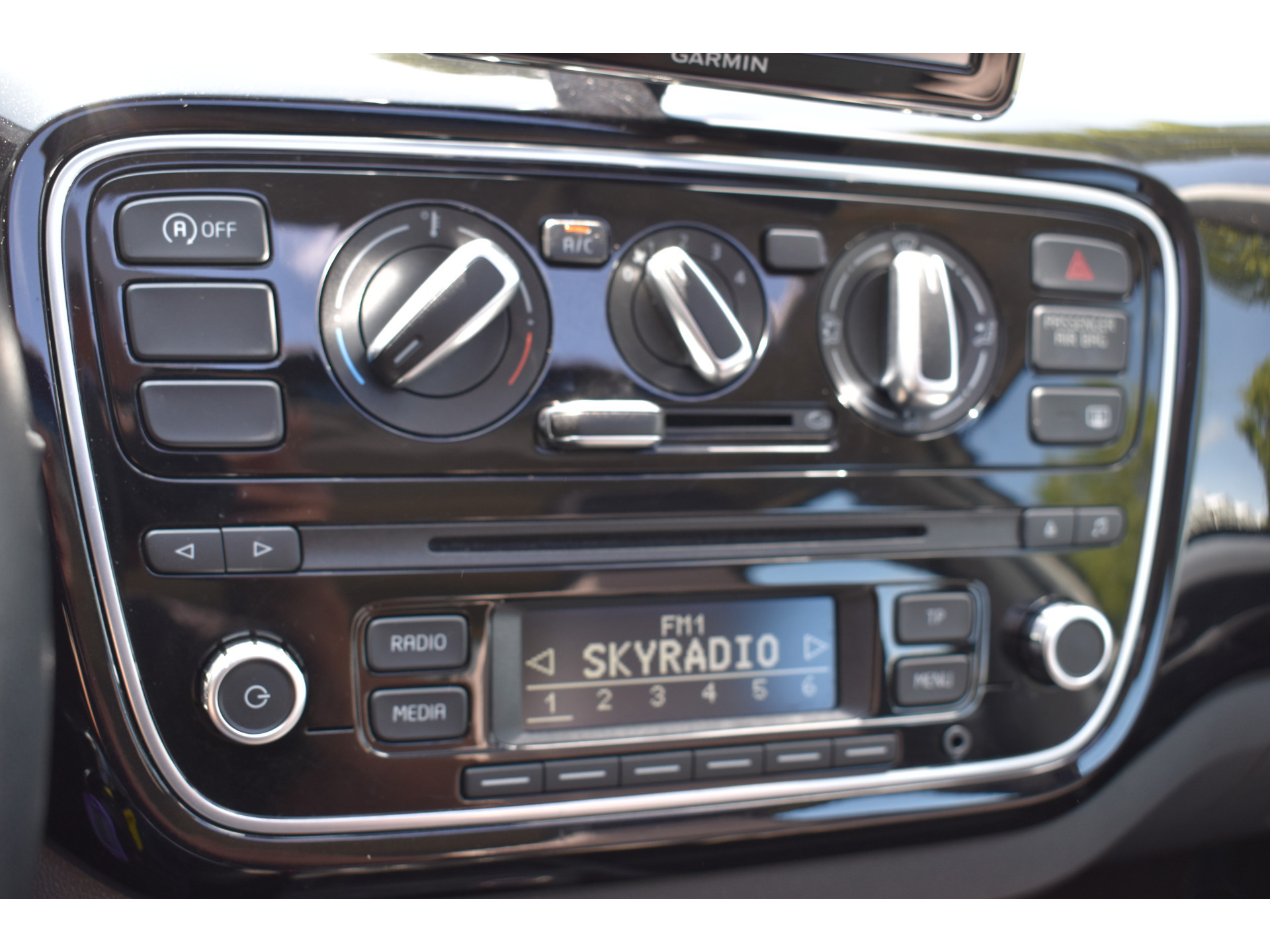 Volkswagen Up! 1.0 high up! BlueMotion Panodak Navigatie Pdc Lage km-stand