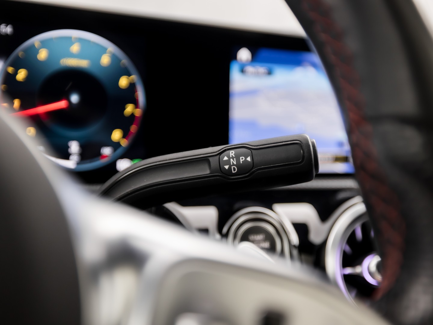 Mercedes-Benz A-Klasse 250 AMG Sport 224Pk Automaat (PANORAMADAK, MEMORY SEATS, 360 CAMERA, BURMESTER, GROOT NAVI, SFEERVERLICHTING, WIDESCREEN, ADAPTIVE CRUISE, NIEUWSTAAT)