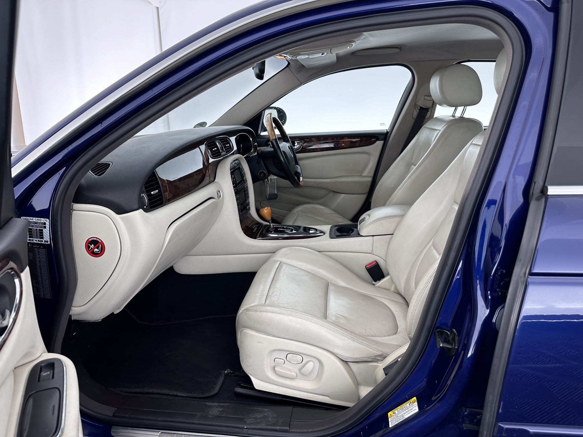 Jaguar XJ 3.5 V8 Executive [ Right-Hand-Drive ] Aut. *LEATHER | BI-XENON | ECC | WOODEN-INLAY | HEATED-COMFORTSEATS | MEMORY-PACK | JAGUAR-AUDIO | PDC | CRUISE | 18"ALU*