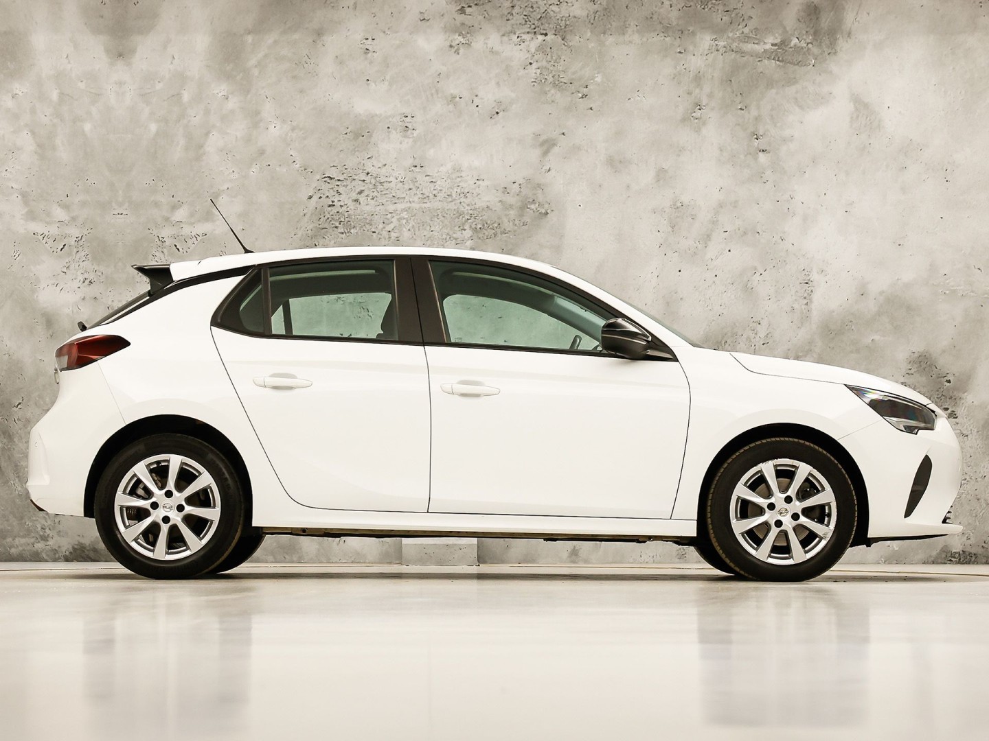 Opel Corsa 1.2 Sport Automaat (APPLE CARPLAY, GROOT NAVI, PARKEERSENSOREN, LEDER STUURWIEL, SPORTSTOELEN, LED KOPLAMPEN, LM VELGEN, CRUISE, NIEUWSTAAT)