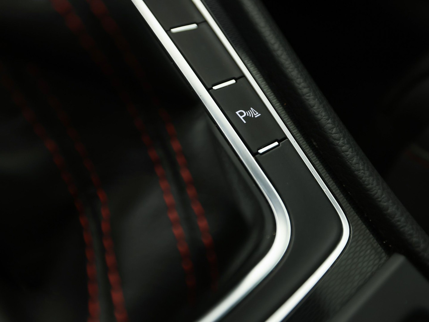 Volkswagen Golf 2.0 TSI GTI 220Pk Automaat (NAVIGATIE, CLIMATE, LEDER, STOELVERWARMING, SPORTSTOELEN, GETINT GLAS, XENON, NIEUWSTAAT)
