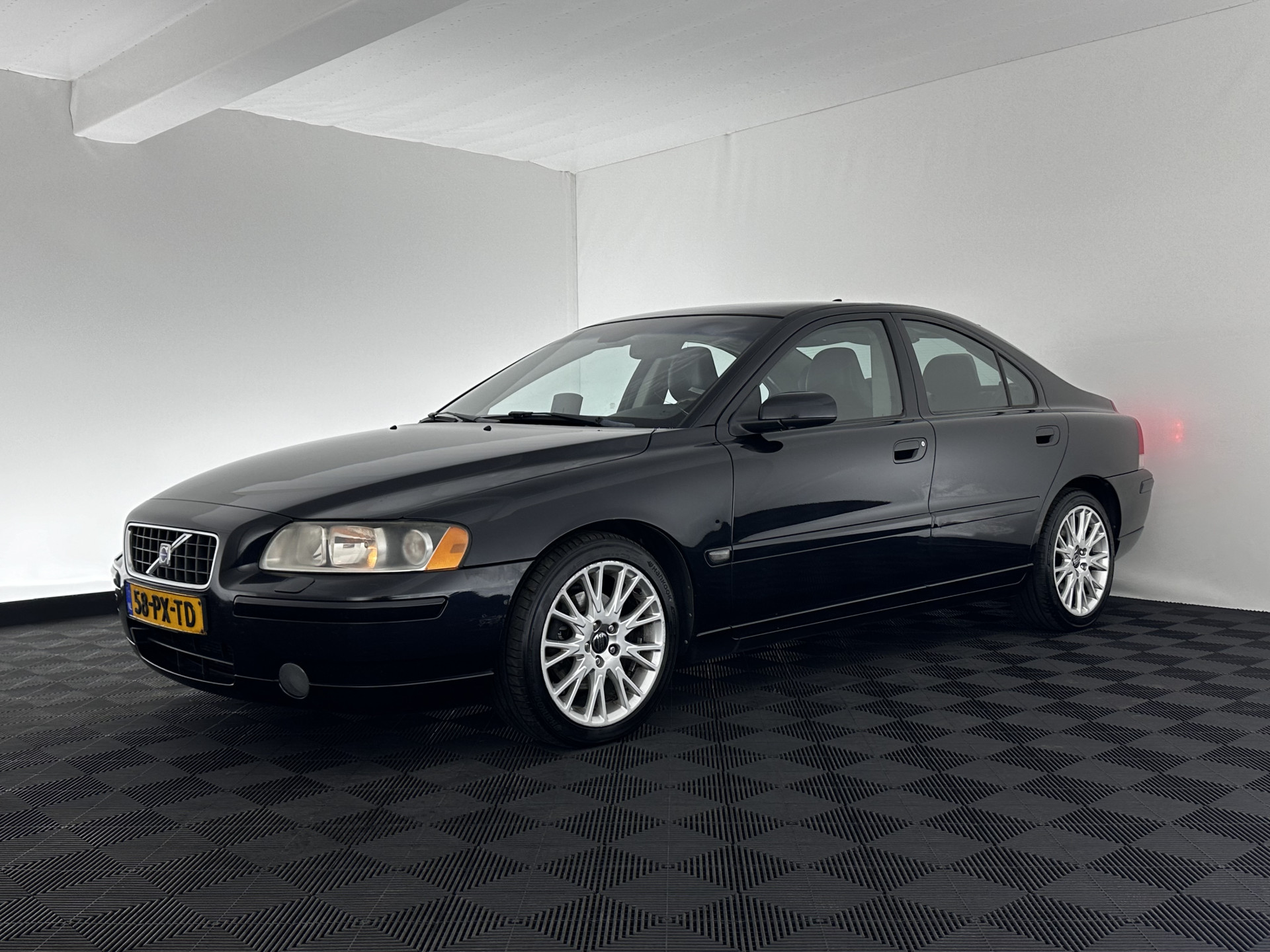 Volvo S60 2.4 D5 Momentum Aut.*NAVI-FULLMAP | LEATHER-FABRIC | ECC | CRUISE | PDC | TOWBAR | HEATED-COMFORTSEATS | 17"ALU*