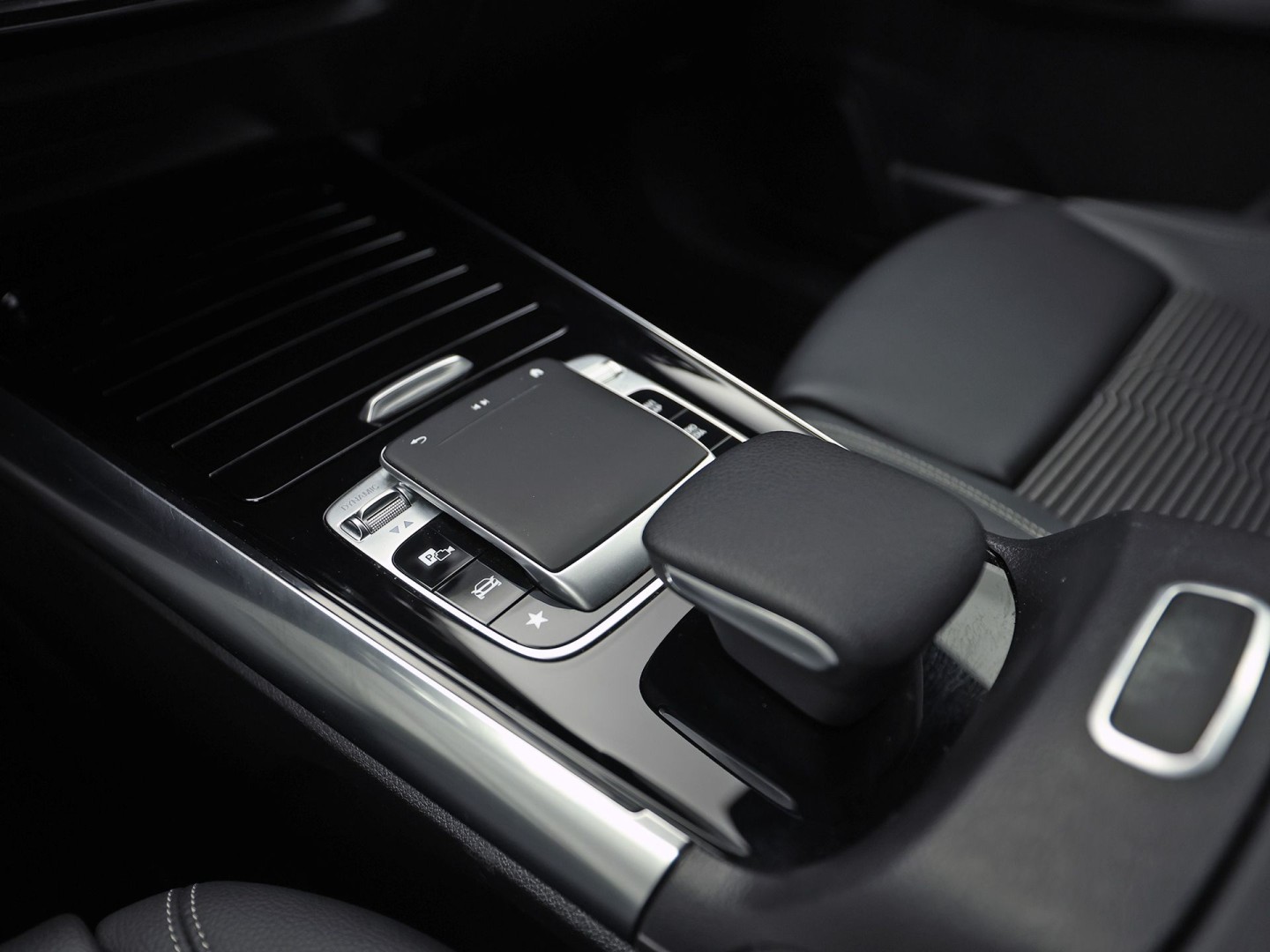 Mercedes-Benz B-Klasse 200 Business Solution Luxury 163Pk Automaat (GROOT NAVI, LEDER, CAMERA, GETINT GLAS, SPORTSTOELEN, STOELVERWARMING, TREKHAAK, NIEUWE APK, NIEUWSTAAT)