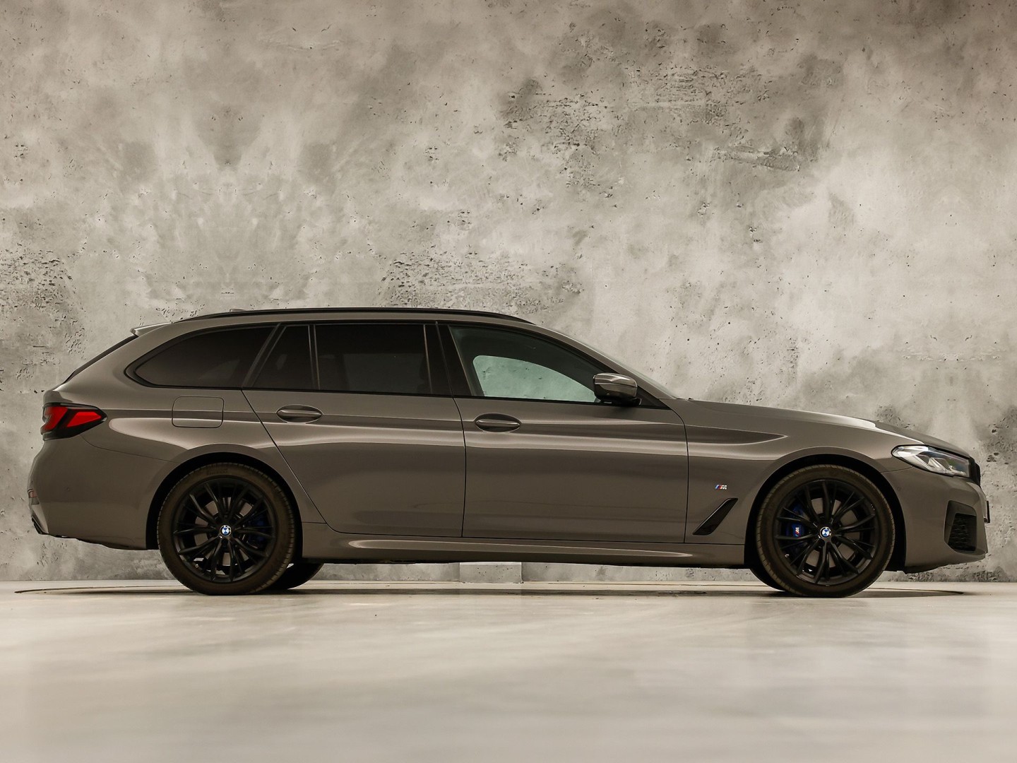 BMW 5 Serie 530e M Sport High Executive 293Pk (PANORAMADAK, M PAKKET, LASER LED, HEAD-UP DISPLAY, 360 CAMERA, MEMORY SEATS, HARMAN/KARDON, TREKHAAK ELEKTRISCH, STOELVERWARMING ACHTER, DISPLAY KEY, NIEUWSTAAT)