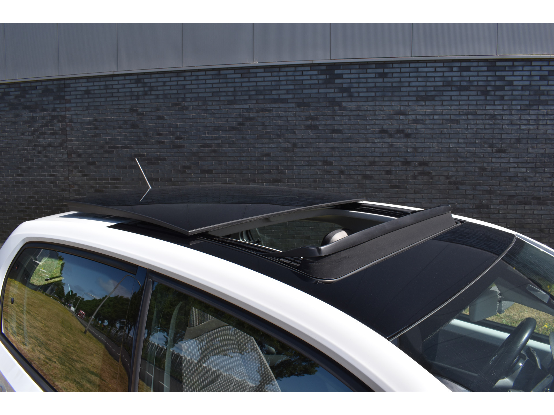 Volkswagen Up! 1.0 high up! BlueMotion Panodak Navigatie Pdc Lage km-stand