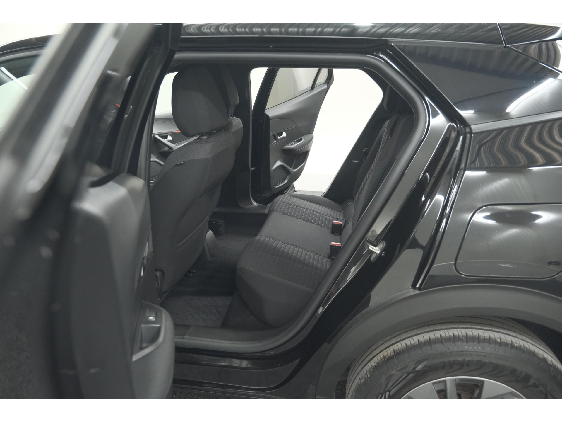 Peugeot 2008 PureTech 130 EAT8 Active Pack | Parkeersensoren | Apple CarPlay | Climate Control | Stoelverwarming