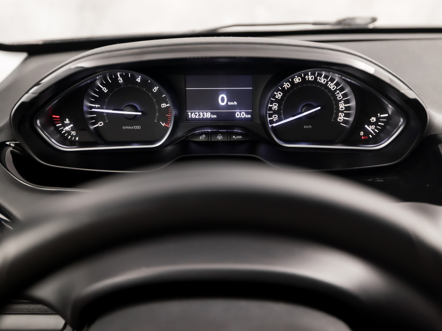 Peugeot 208 1.2 VTi Deluxe Sport (NAVIGATIE, CLIMATE, CRUISE, SPORTSTOELEN, PARKEERSENSOREN, NIEUWSTAAT)