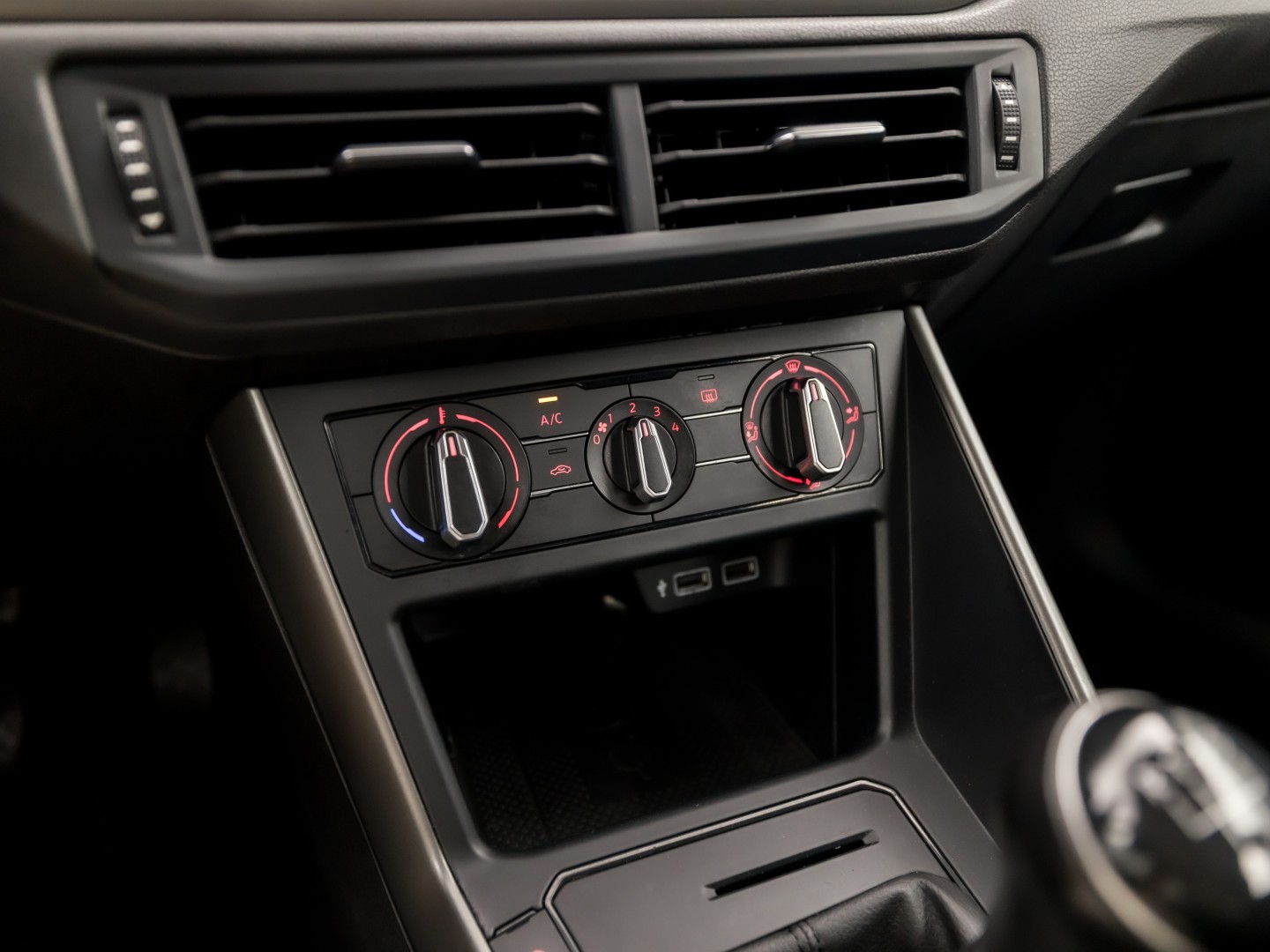 Volkswagen Polo 1.0 TSI Sportline (APPLE CARPLAY, GROOT NAVI, GETINT GLAS, LM VELGEN, SPORTSTOELEN, ADAPTIVE CRUISE, NIEUWSTAAT)