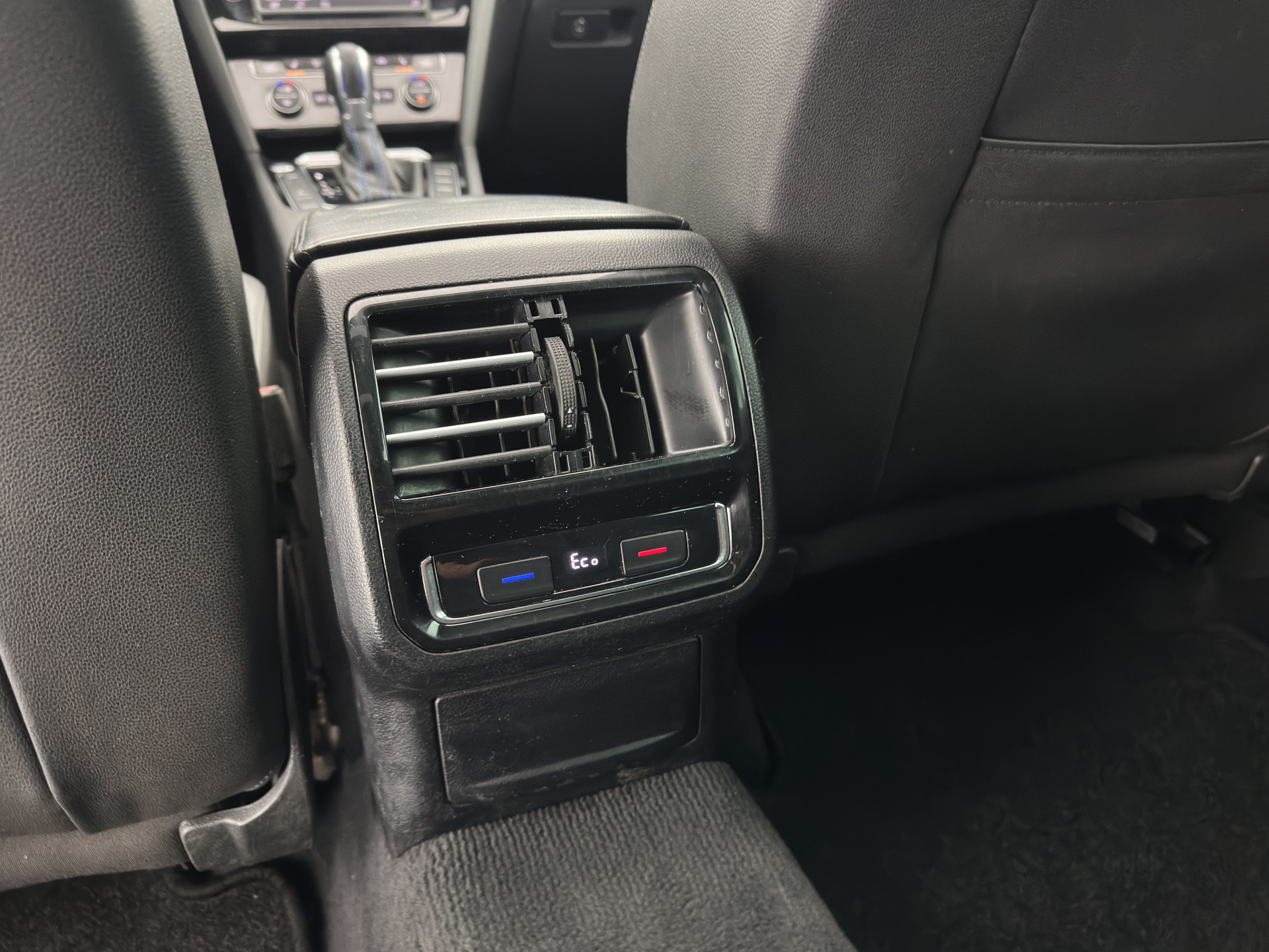 Volkswagen Passat Variant 1.4 TSI GTE Highline Plug-in Aut. *PANO | LEATHER-ALCANTARA | FULL-LED | CAMERA | NAVI-FULLMAP | ADAPTIVE-CRUISE | HEATED-ERGONOMIC-SPORTSEATS | KEYLESS | PDC | ECC | PRIVACY-GLASS | TOWBAR | AMBIENT-LIGHT | KEYLESS | ..