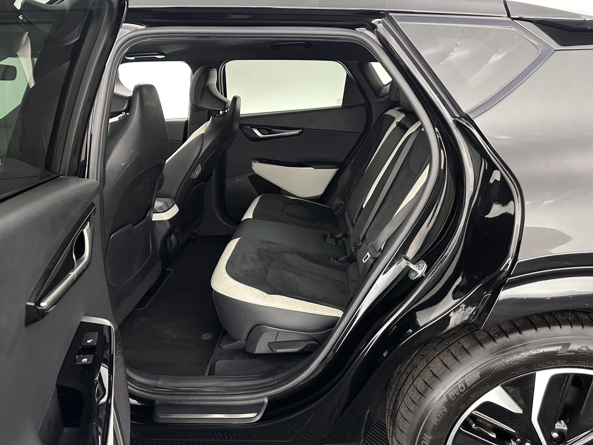 Kia EV6 GT-Line 77.4 kWh (3-Fase-11kW) {SOH-96%} (INCL-BTW) Aut. *HEATPUMP | PANO | HEAD-UP | LEATHER-ALCANTARA | ADAPTIVE-CRUISE | DIGI-COCKPIT | MERIDIAN-AUDIO | MEMORYPACK | FULL-LED | KEYLESS | TOPVIEW | DAB | BLINDSPOT | NAVI-FULLMAP |