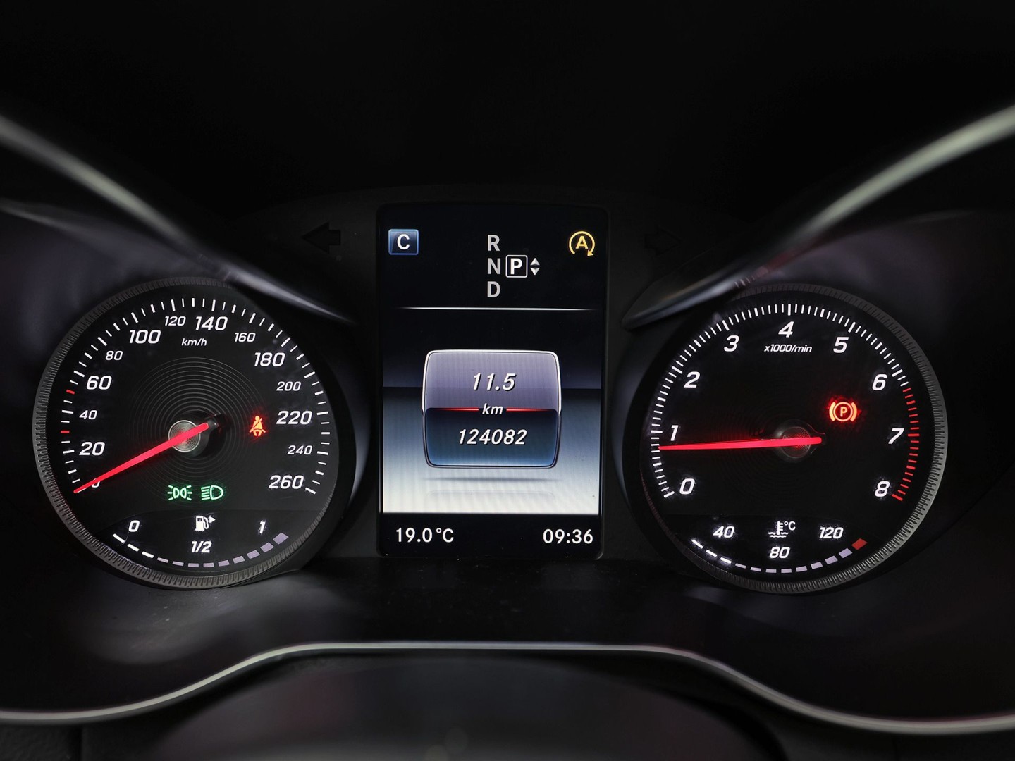 Mercedes-Benz C-Klasse 180 AMG Sport Automaat (GROOT NAVI, LEDER, STOELVERWARMING, GETINT GLAS, SPORTSTOELEN, CRUISE, NIEUWE APK, NIEUWSTAAT)