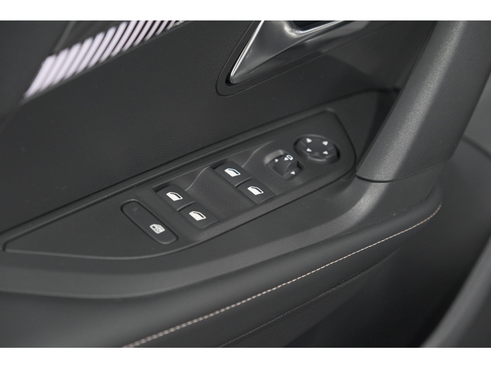 Peugeot 2008 Hybrid 136 e-DCS6 Allure | 360 Camera | Adaptieve Cruise Control | Dodehoekdetectie | Apple Carplay