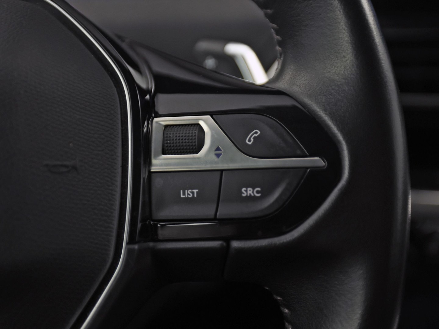 Peugeot 3008 1.2 PureTech Premium Automaat (APPLE CARPLAY, NAP, GROOT NAVI, 360 CAMERA, TREKHAAK, SPORTSTOELEN, LANE ASSIST, CRUISE, NIEUWSTAAT)