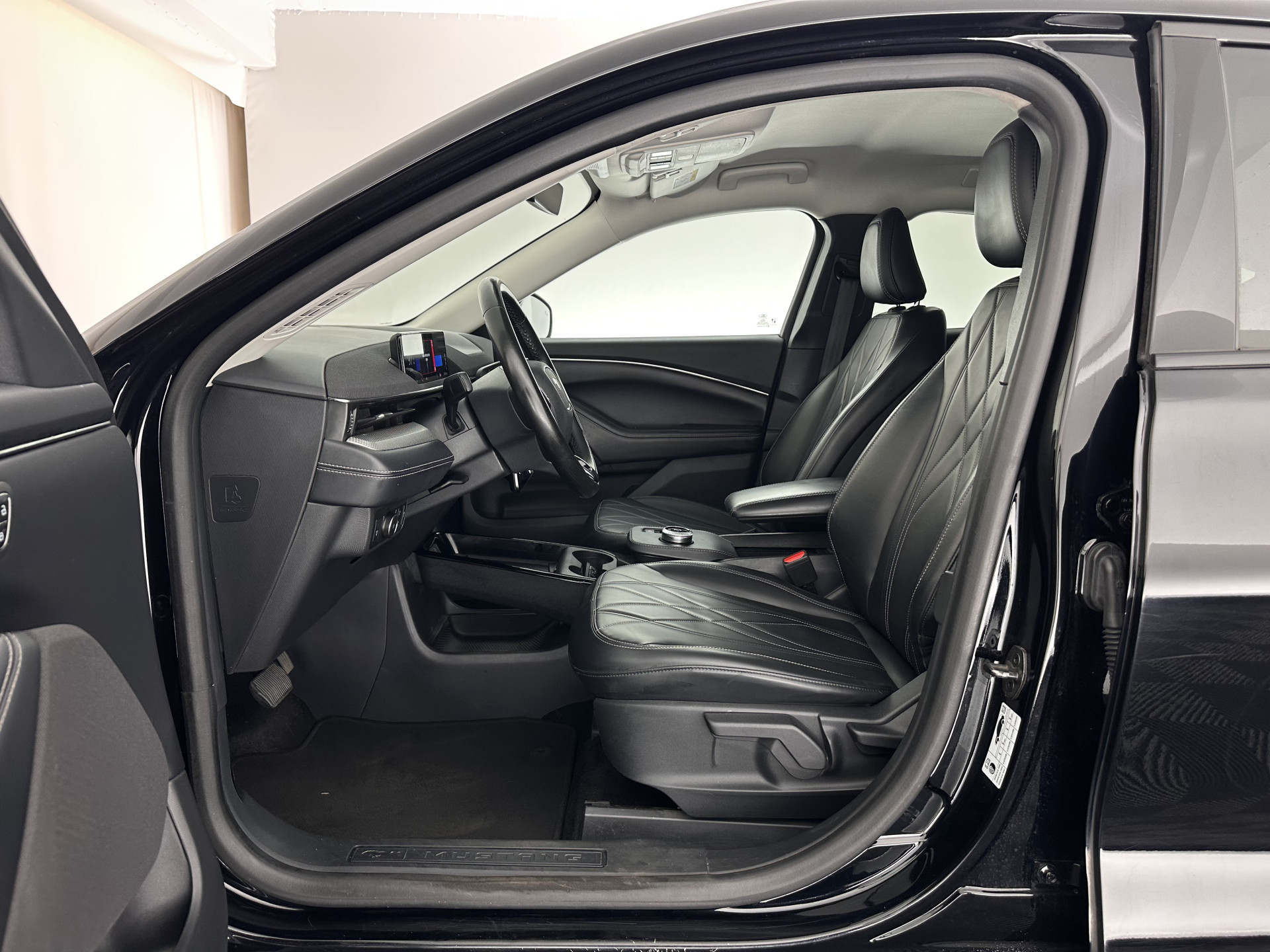 Ford Mustang Mach-E RWD 75 kWh [ 3-Fase-11kW] {SOH-89%} (INCL-BTW) *LEATHER | FULL-LED | DAB | DIGI-COCKPIT | KEYLESS | NAVI-FULLMAP | CARPLAY | HEATED-COMFORTSEATS | TOPVIEW | ADAPTIVE-CRUISE | PRIVACYGLASS | 18'' ALU*