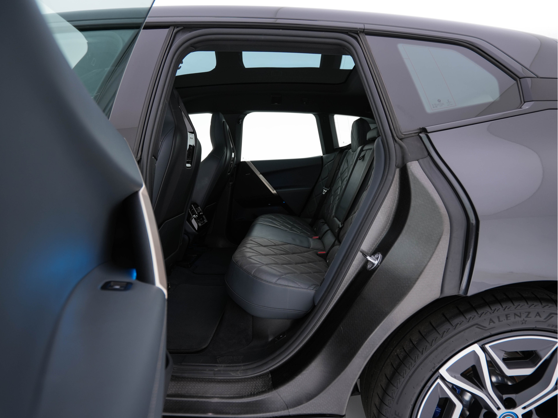 BMW iX xDrive40 High Executive 77 kWh ( 3-Fase ) {SOH-100%} (INCL-BTW) Aut. *PANO | HEAD-UP | HARMAN/KARDON-SURROUND | SOFT-CLOSE | DAB+ | DIGI-COCKPIT | HEATED-COMFORTSEATS | FULL-LED | CARPLAY | TOWBAR | AMBIENT-LIGHT | TOPVIEW | MEMORY-PACK |