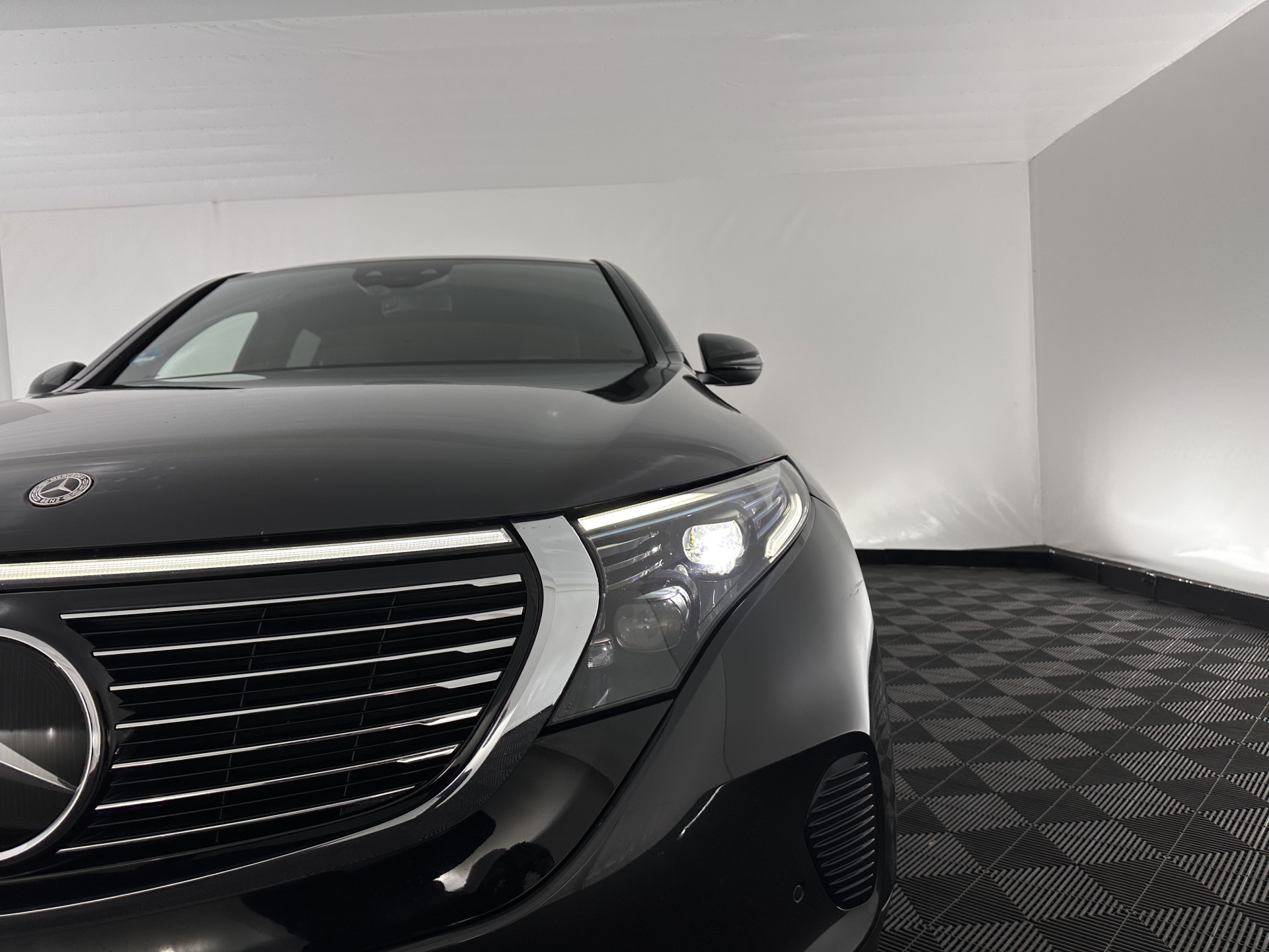 Mercedes-Benz EQC 400 4MATIC Business Solution Luxury 80 kWh {SOH-89%} (INCL.BTW) Aut.*LEATHER | FULL-LED | DISTRONIC | BLINDSPOT | HEATED-COMFORTSEATS | DIGI-WIDESCREEN | DAB+ | KEYLESS | AMBIENTLIGHT | NAVI-FULLMAP | ECC | PRIVACY-GLASS | PDC | 20''ALU*