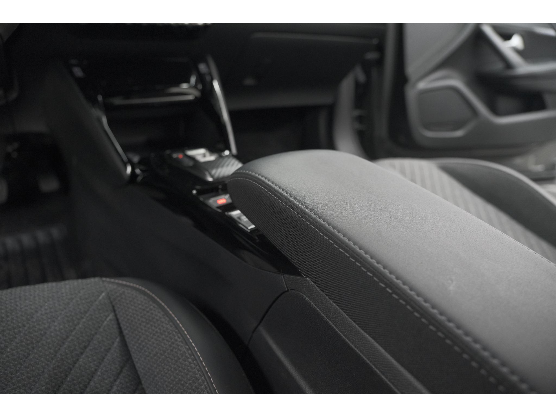 Peugeot 2008 PureTech 130 EAT8 Allure | 360 Camera | Adaptieve Cruise Control | Navigatie