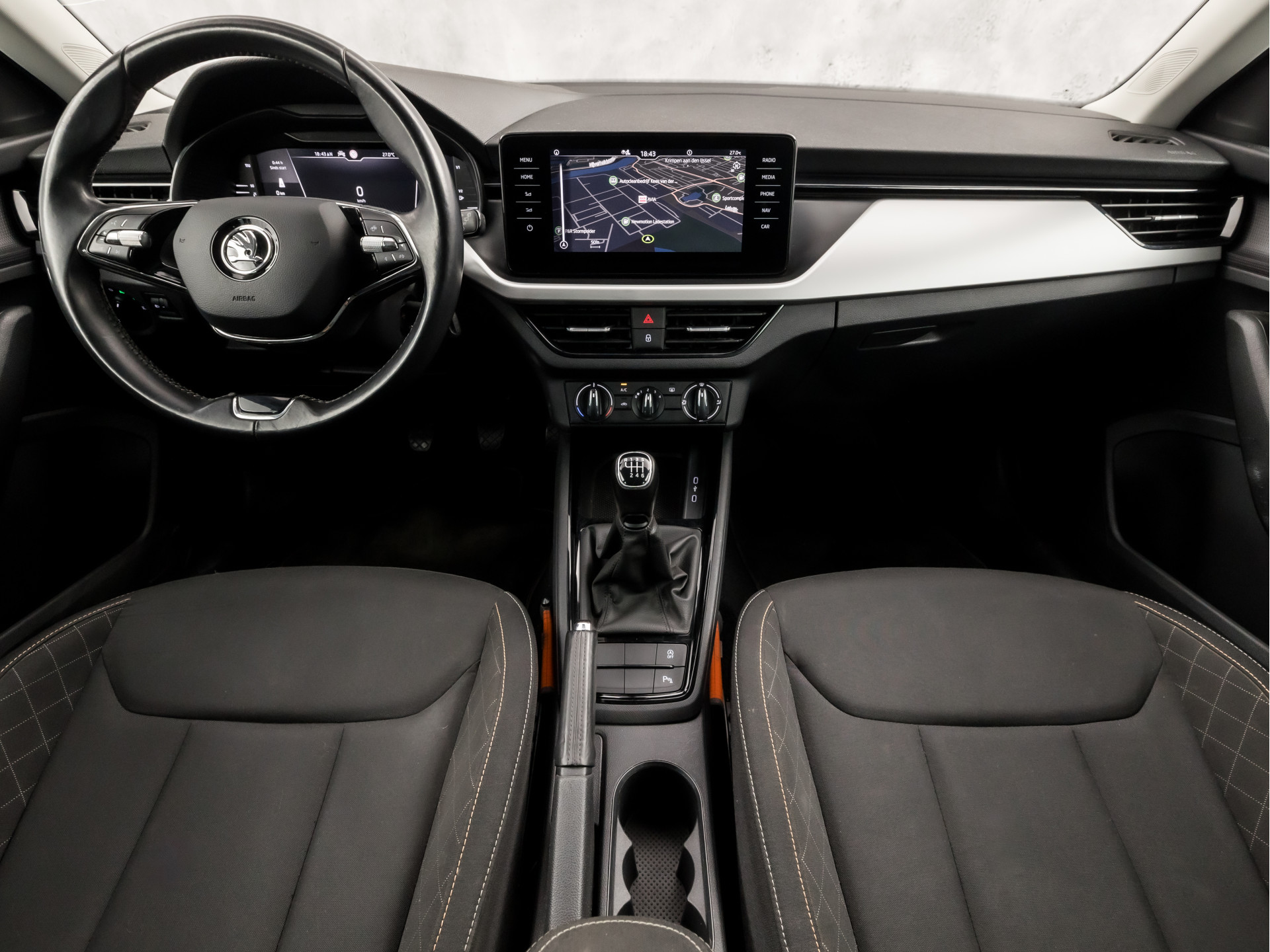 Škoda Kamiq 1.0 TSI Sport (VIRTUAL COCKPIT, APPLE CARPLAY, GROOT NAVI, TREKHAAK, PARKEERSENSOREN, SPORTSTOELEN, GETINT GLAS, CRUISE, NIEUWE APK, NIEUWSTAAT)