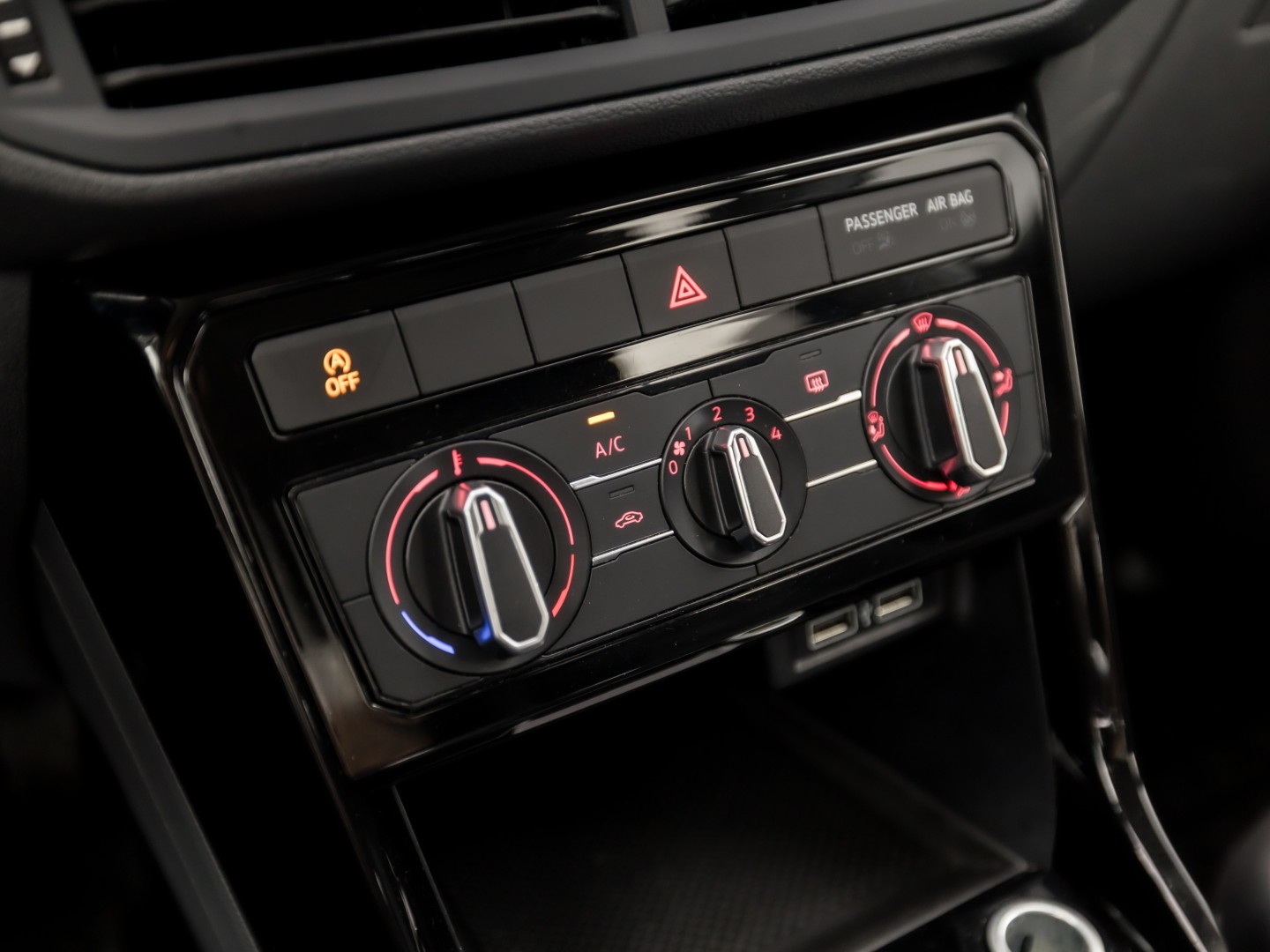 Volkswagen T-Cross 1.0 TSI Sport (APPLE CARPLAY, CAMERA, GETINT GLAS, CRUISE, LM VELGEN, SPORTSTOELEN, NIEUWSTAAT)
