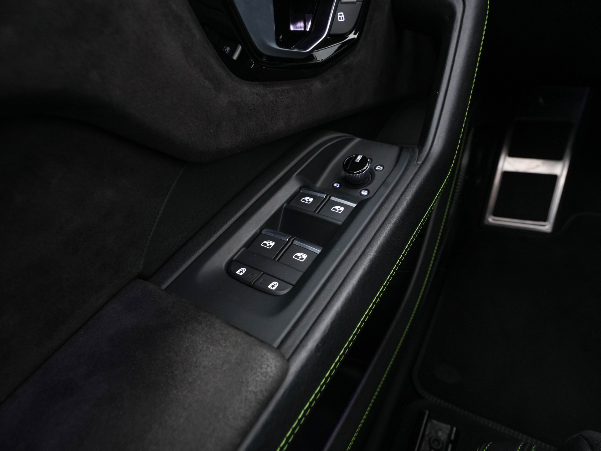 Lamborghini Urus 4.0 V8 Pearl Capsule (INCL-BTW) *CERAMIC-BRAKES | PANO | HEAD-UP | SOFT-CLOSE | LEATHER-ALCANTARA | FULL-LED | NIGHT-VISION | BANG&OLUFSEN | MEMORY-PACK | HEATED-SPORTSEATS | TOP-VIEW | ADAPTIVE-CRUISE | ...