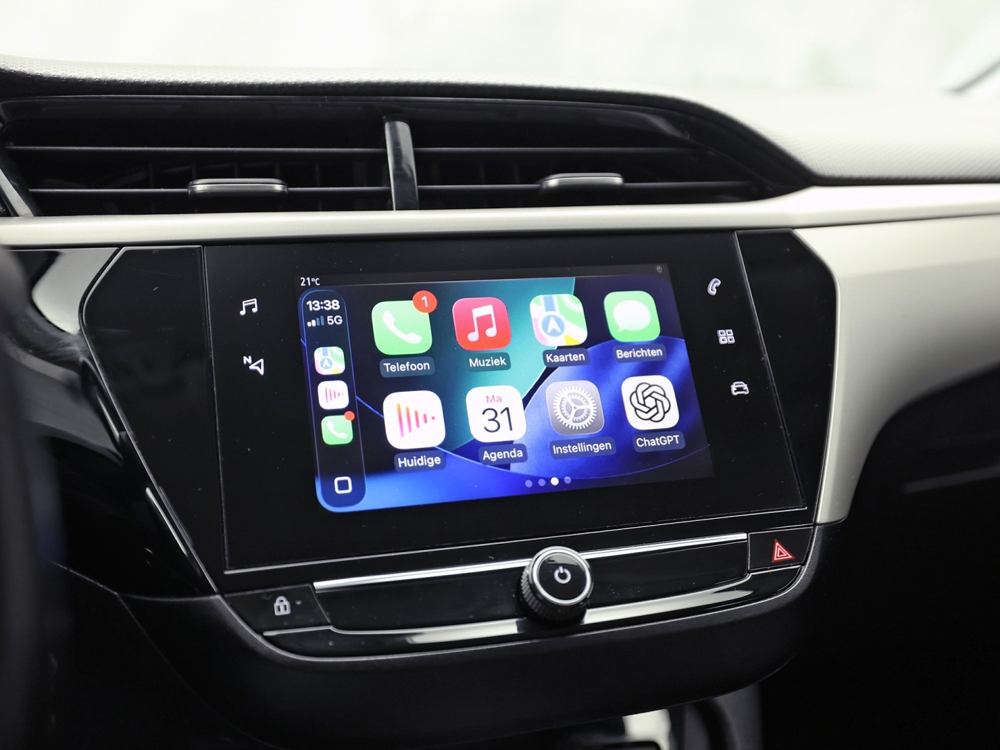 Opel Corsa 1.2 Sport Automaat (APPLE CARPLAY, GROOT NAVI, PARKEERSENSOREN, LEDER STUURWIEL, SPORTSTOELEN, LED KOPLAMPEN, LM VELGEN, CRUISE, NIEUWSTAAT)